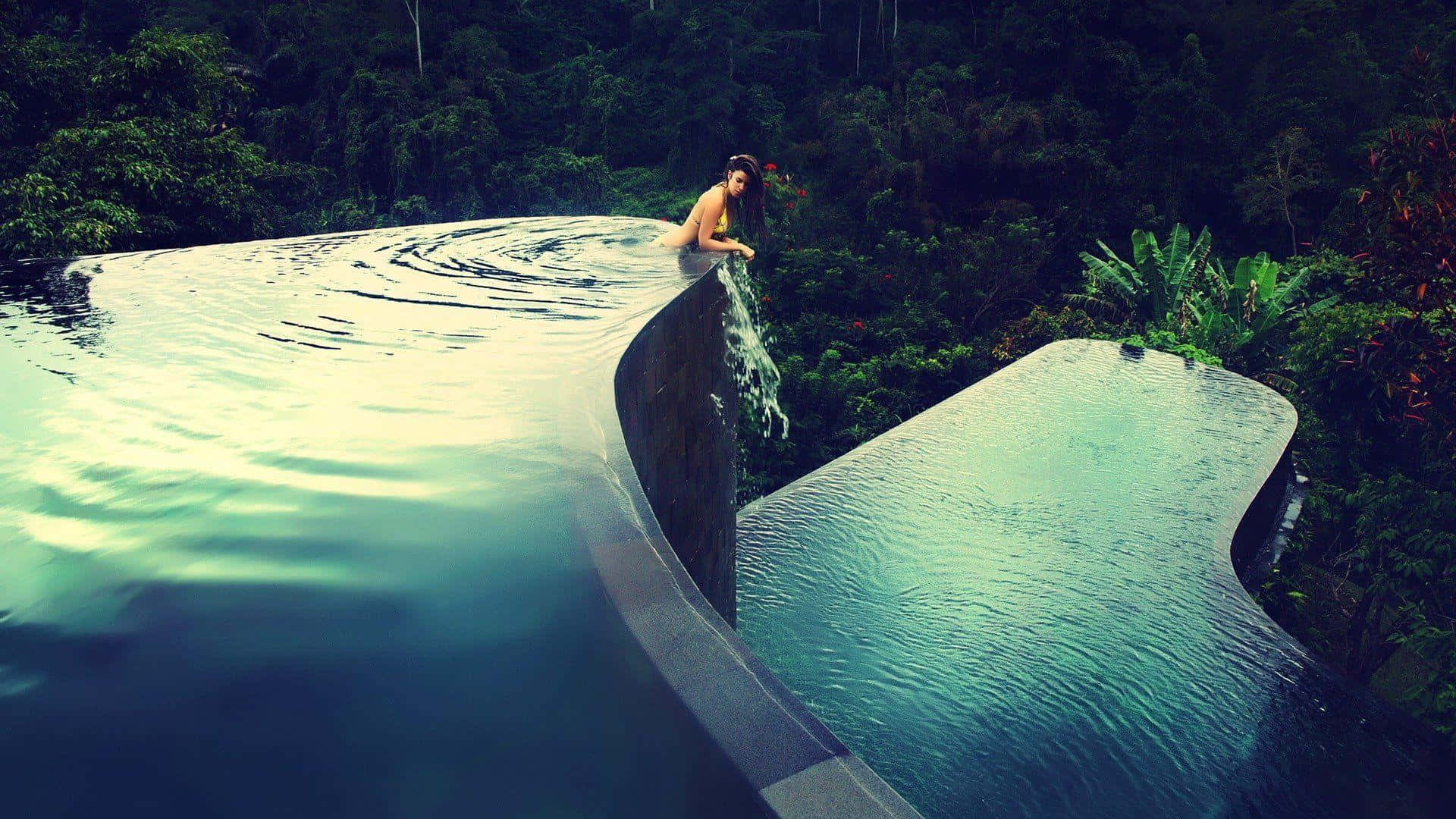 Einefrau Steht Auf Einem Sims In Einem Pool.