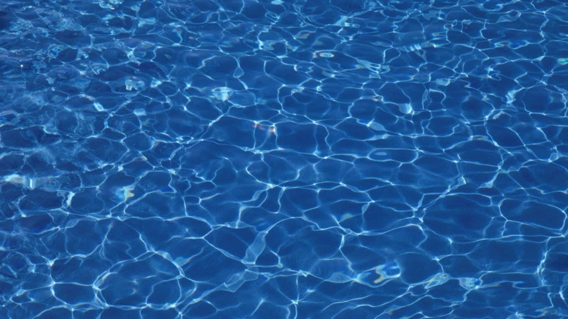 Etnærbillede Af En Blå Swimmingpool.