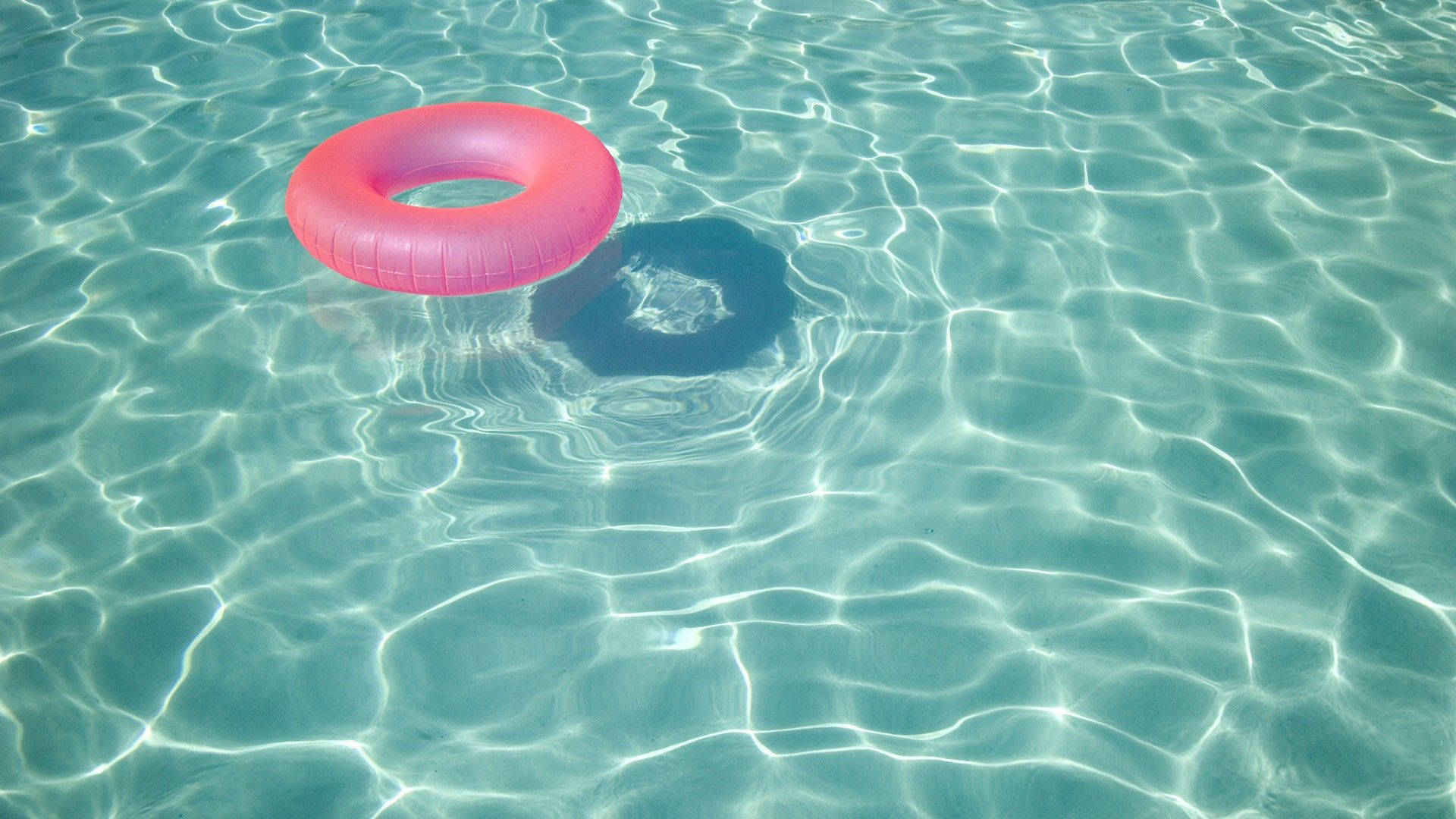Refreshing pool with a pink float Wallpaper