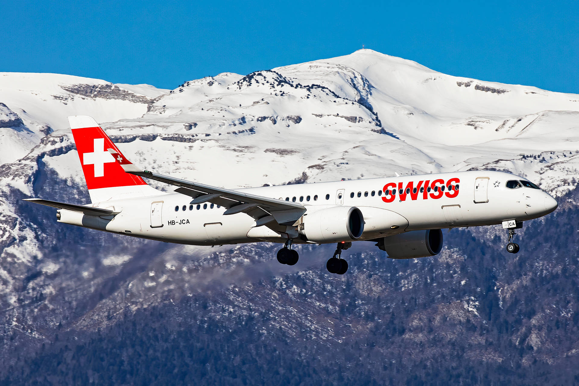 Aviónde Swiss Airlines Sobre Las Montañas Fondo de pantalla