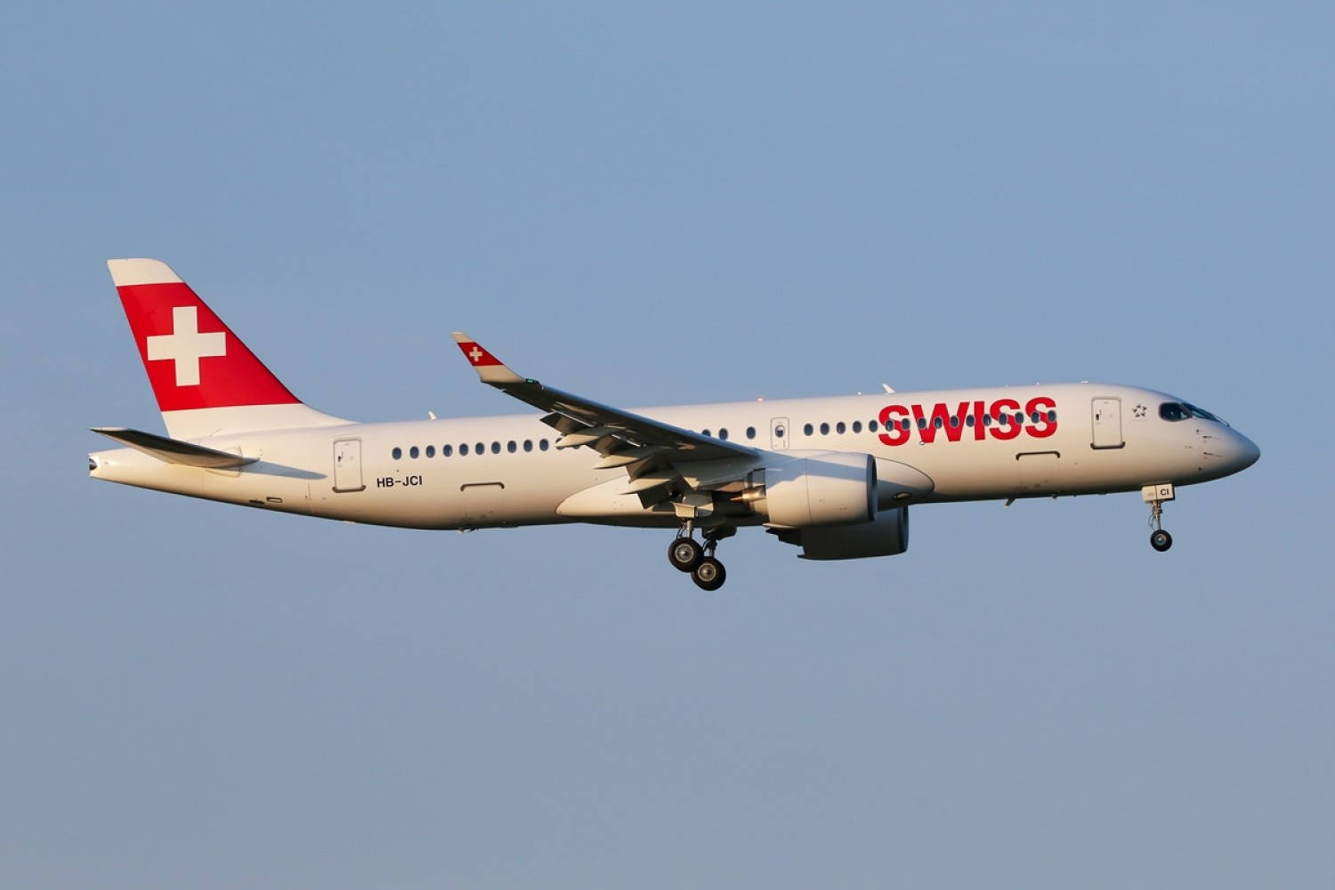 Schweiziske Flyselskaber Flyve I Det Klare Himmel Wallpaper