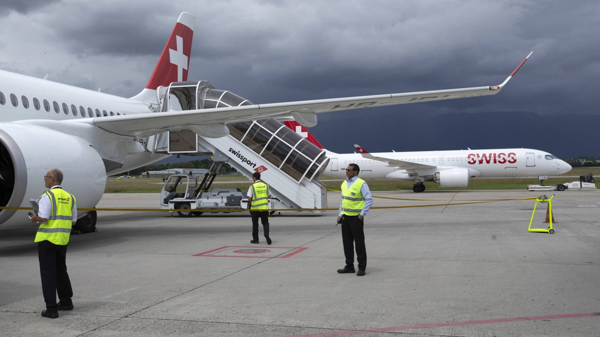 Squadradi Manutenzione Della Swiss Airlines Sfondo