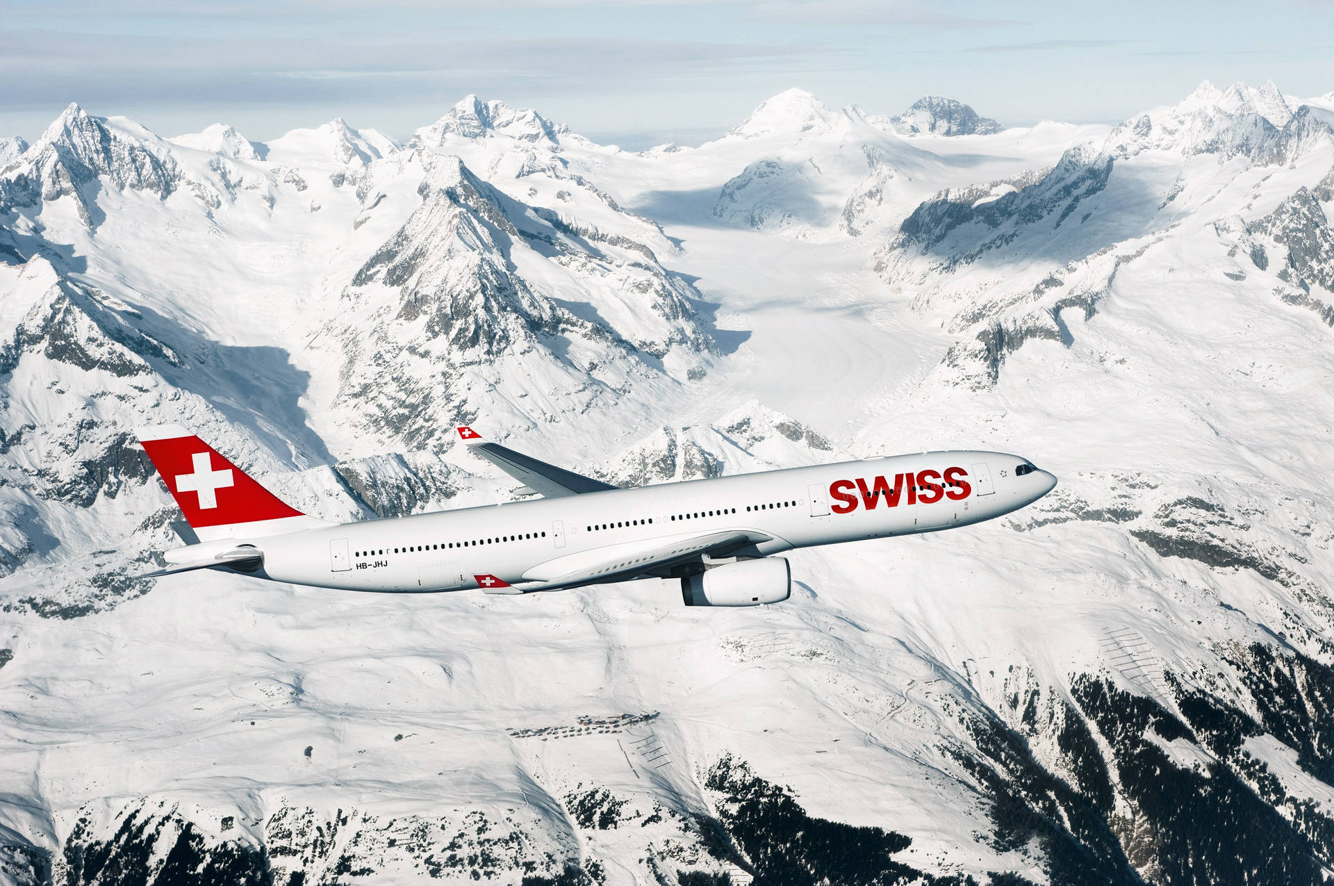 Swiss Airlines over hvide bjerge Wallpaper