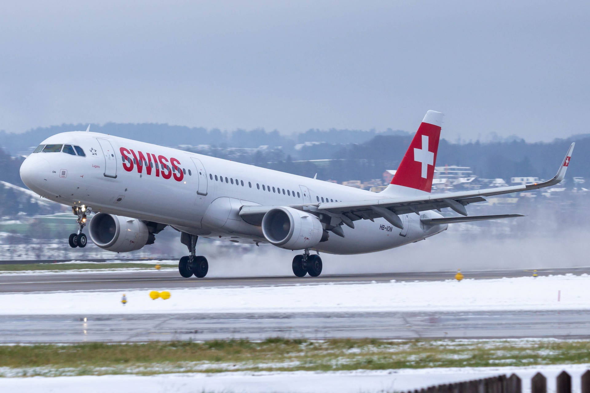 Despegueen La Pista De Swiss Airlines. Fondo de pantalla