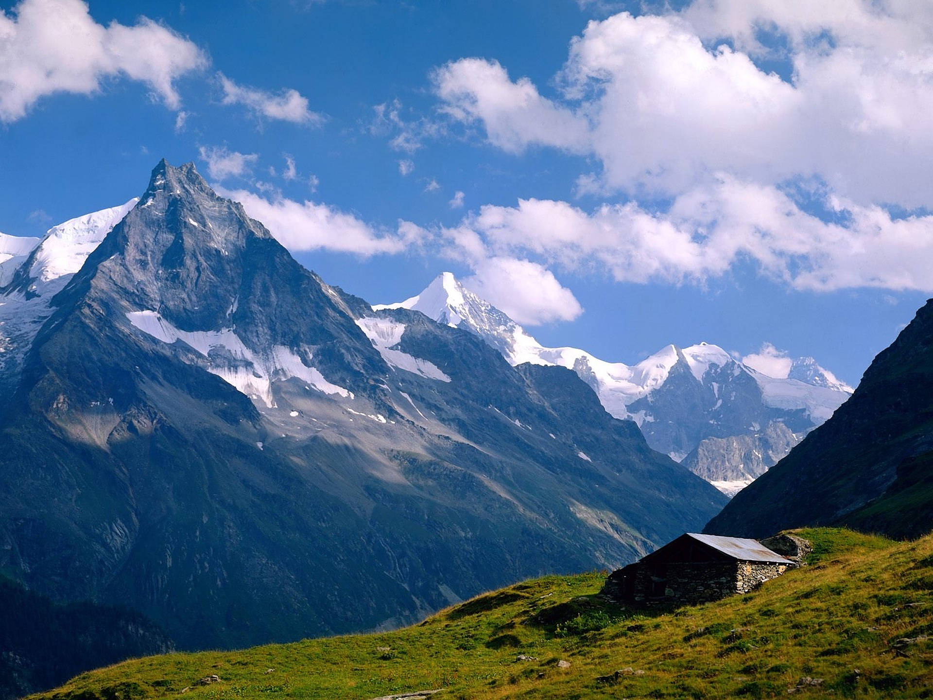 Schweiziske Alper Og Rolig Himmel Wallpaper