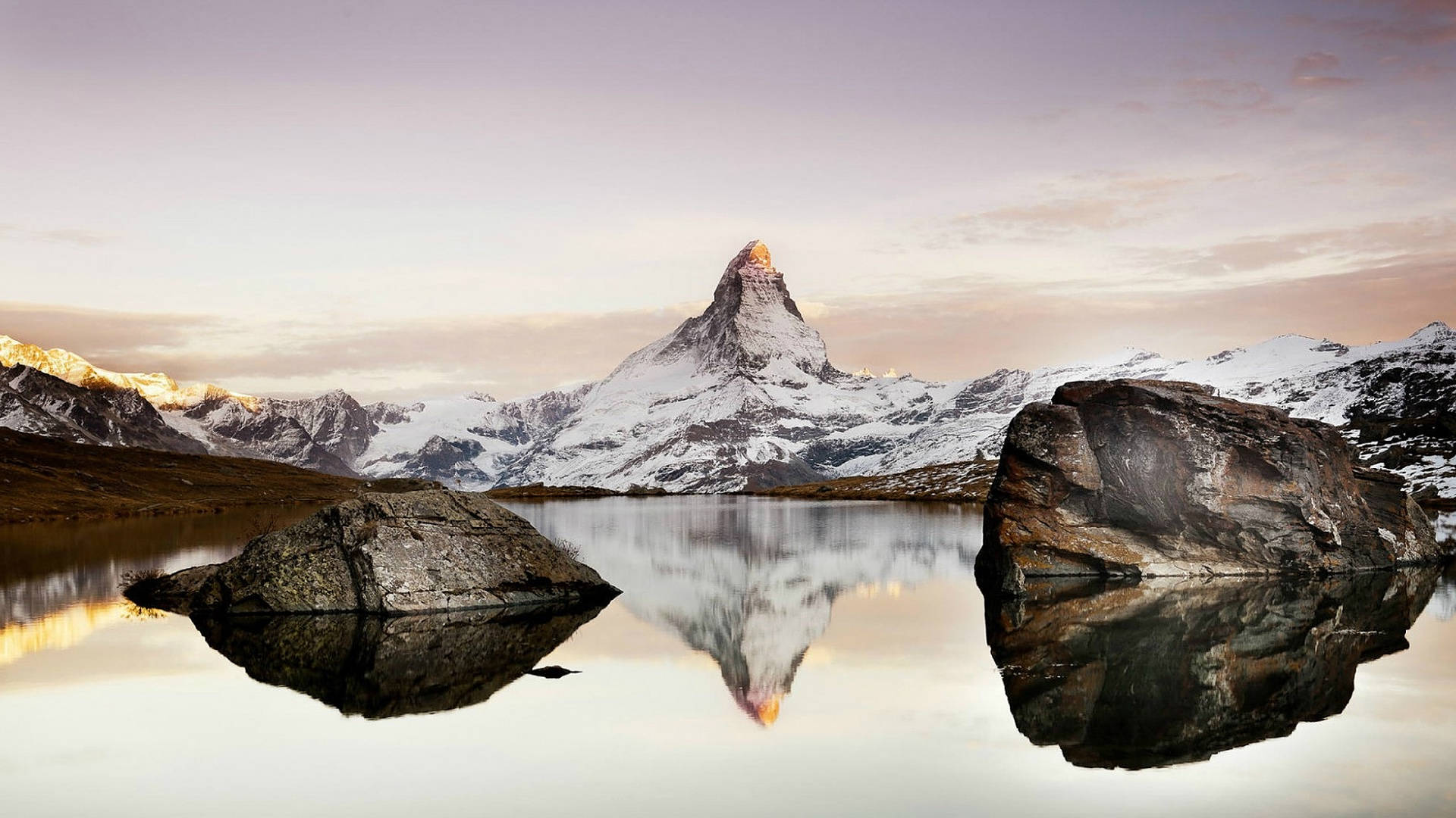 Vistadel Espejo Del Lago De Los Alpes Suizos Fondo de pantalla