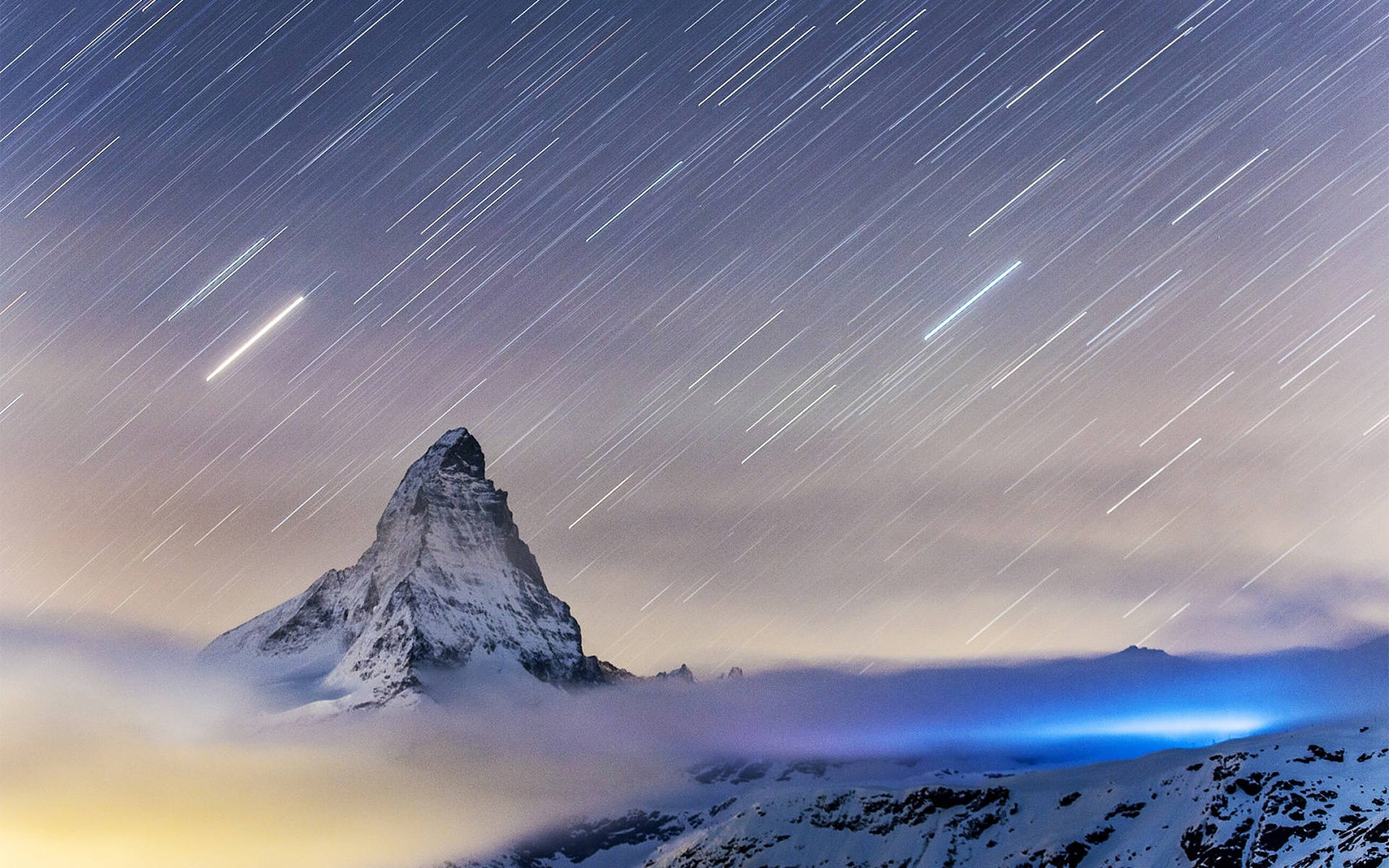Pioggia Di Meteoriti Delle Alpi Svizzere Sfondo