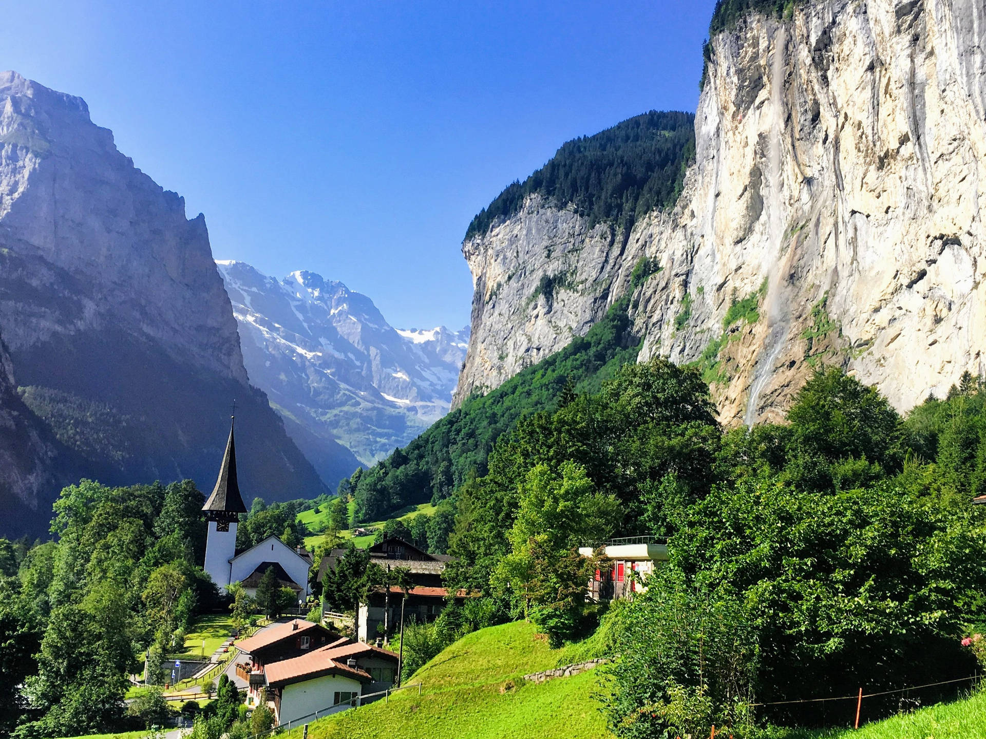 Schweiz Alperne Staubbach Falls Perspektive Tapet: Et tapet, der viser udsigten til det berømte Staubbach Falls i Schweiz Alperne. Wallpaper