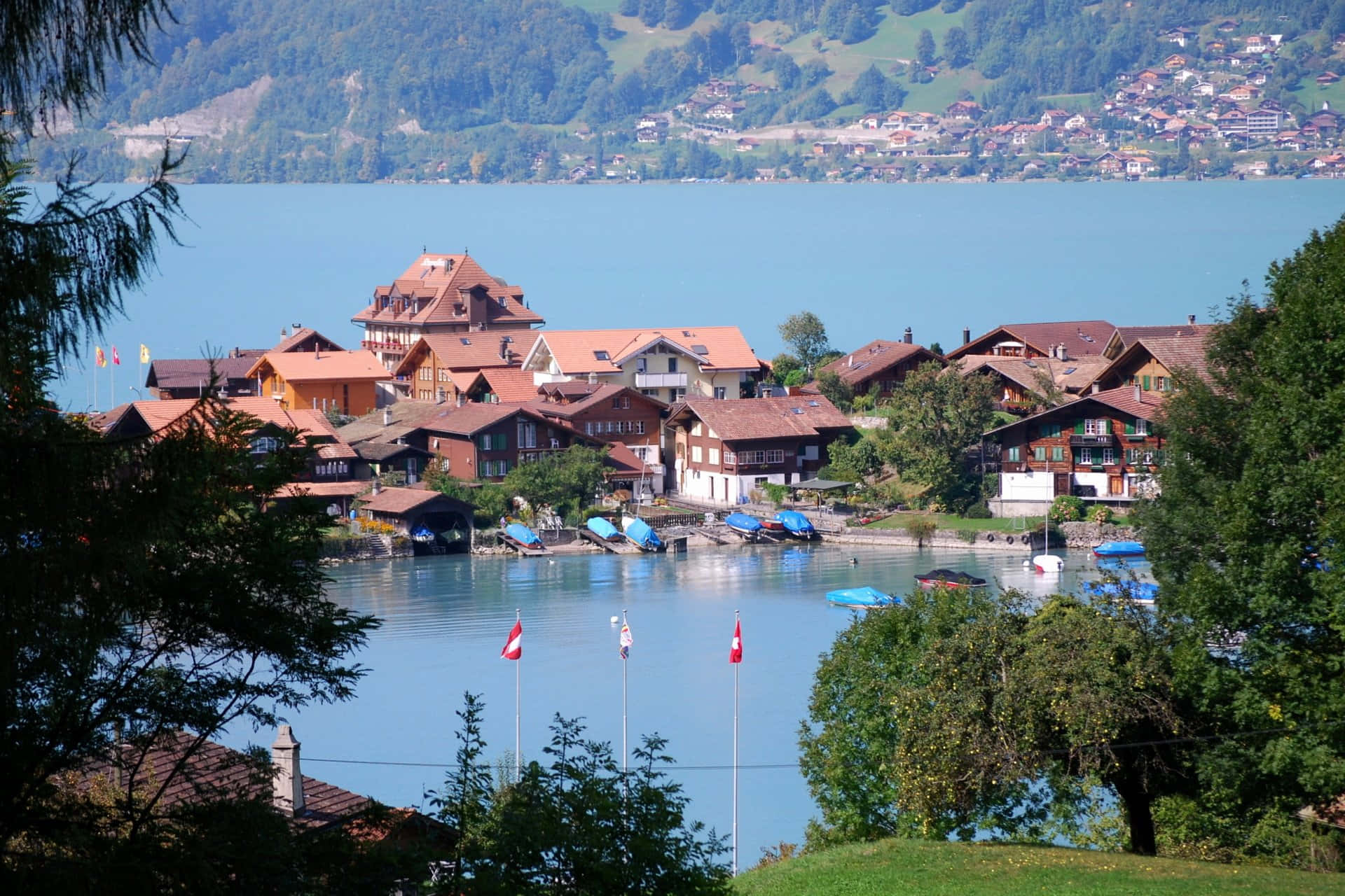 Swiss Lakeside Village Scenery Wallpaper