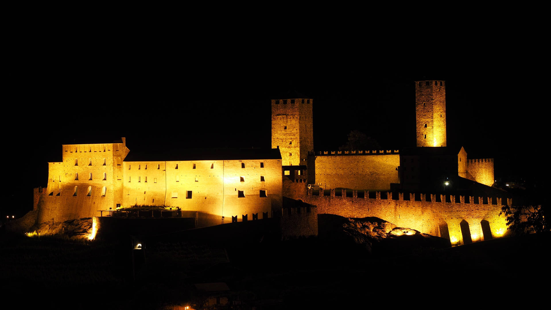 Castillode Castelgrande En Suiza De Noche Fondo de pantalla