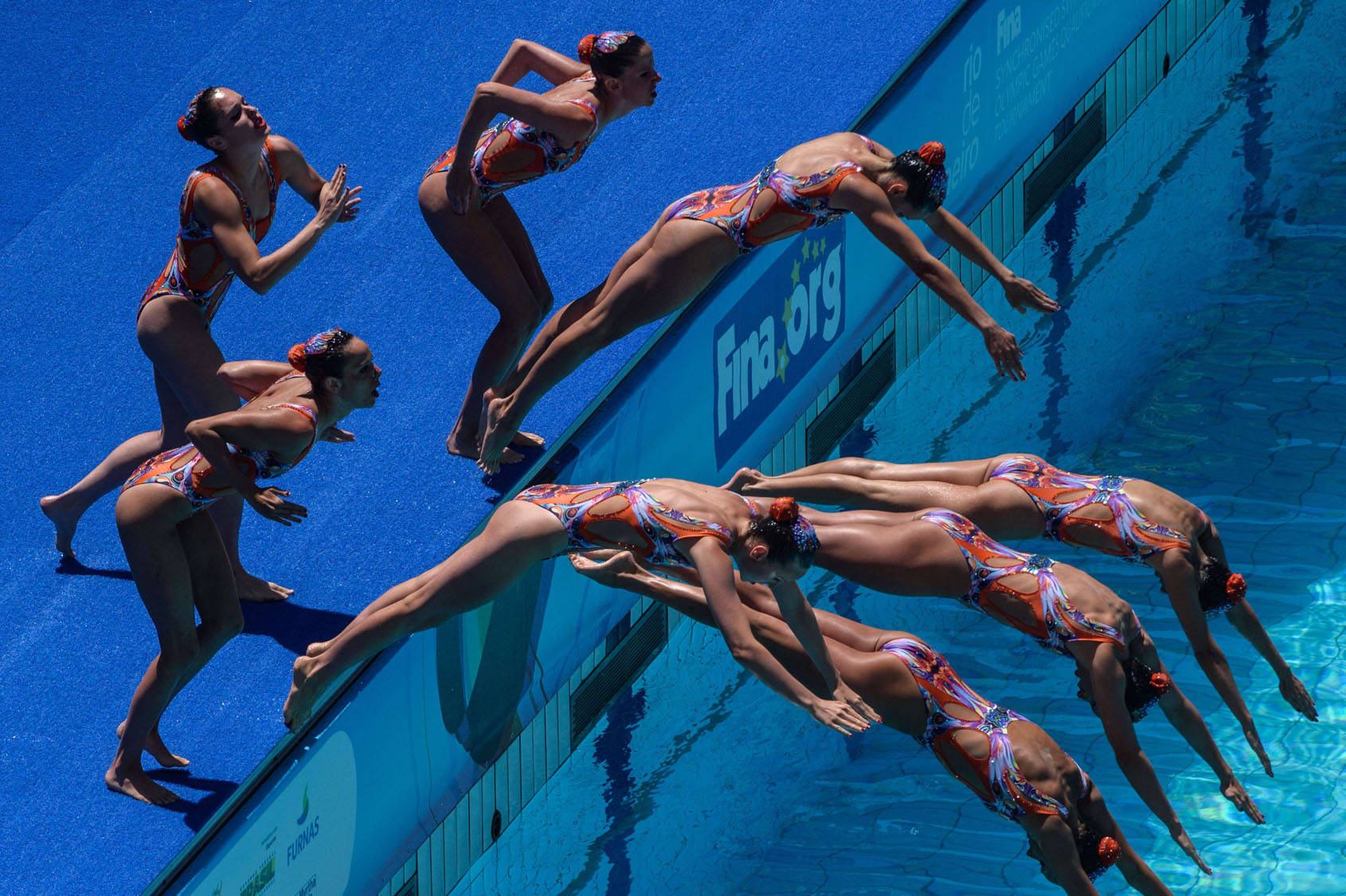 Synchronschwimmenspringt In Den Pool. Wallpaper
