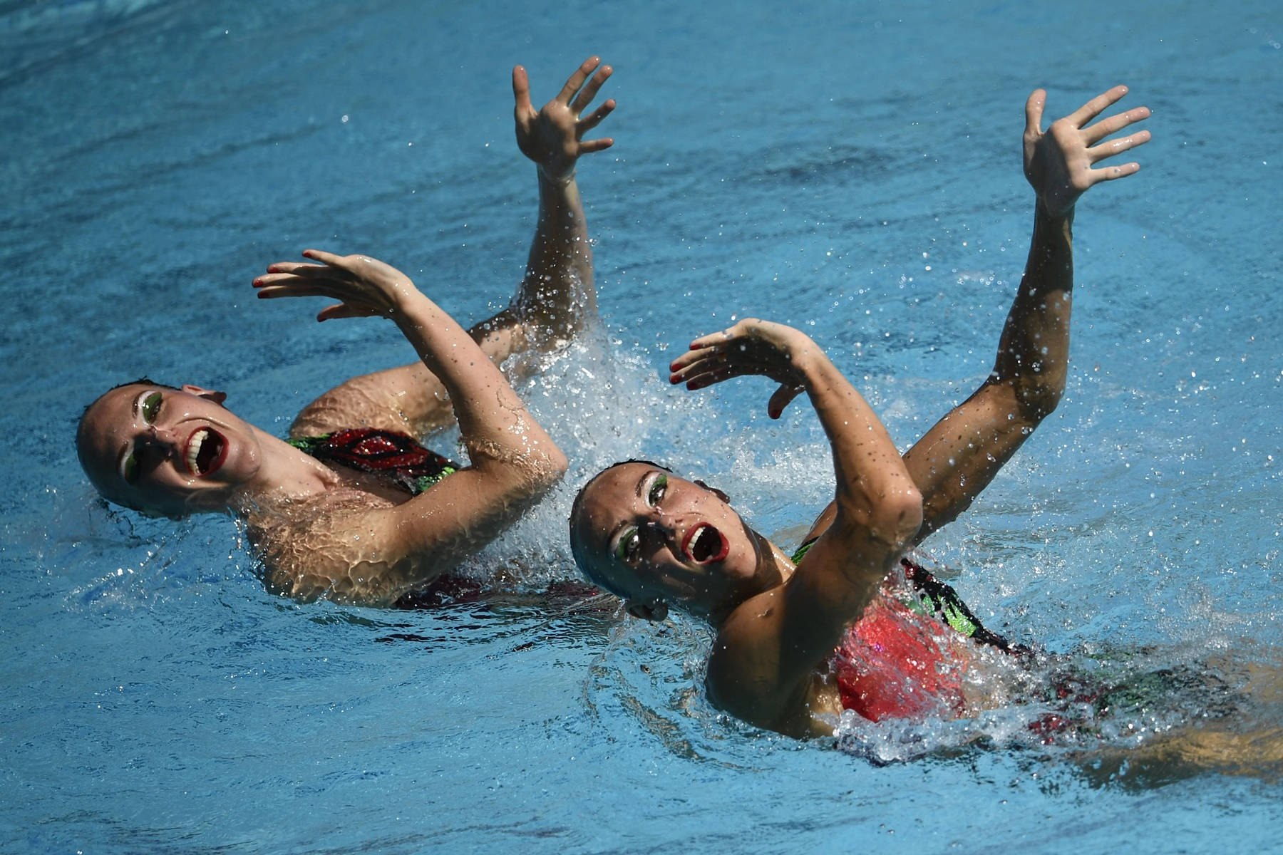 Synkroniseret svømmepar Svetlana Romashina og Natalia Ishchenko Wallpaper