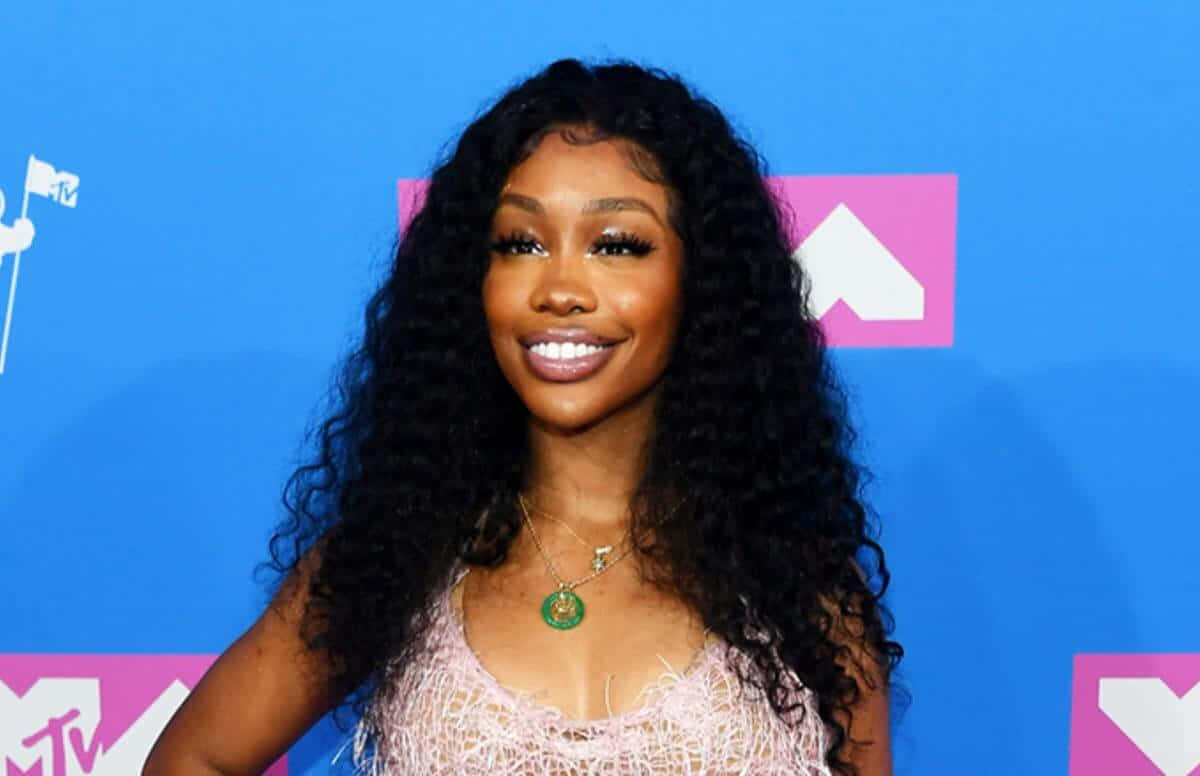 SZA Blue And Pink Background Wallpaper
