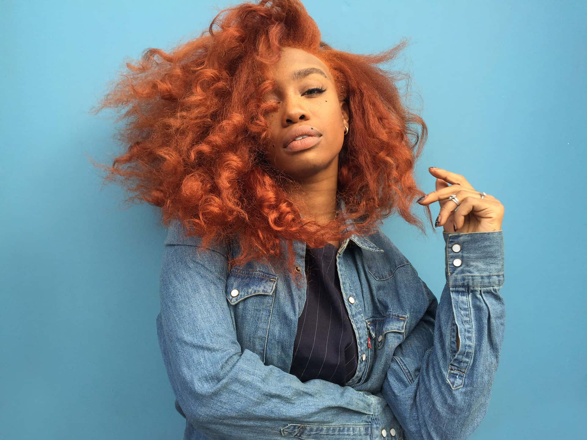 Sza in her iconic persona with blonde hair, sleek outfit, and gold chains Wallpaper