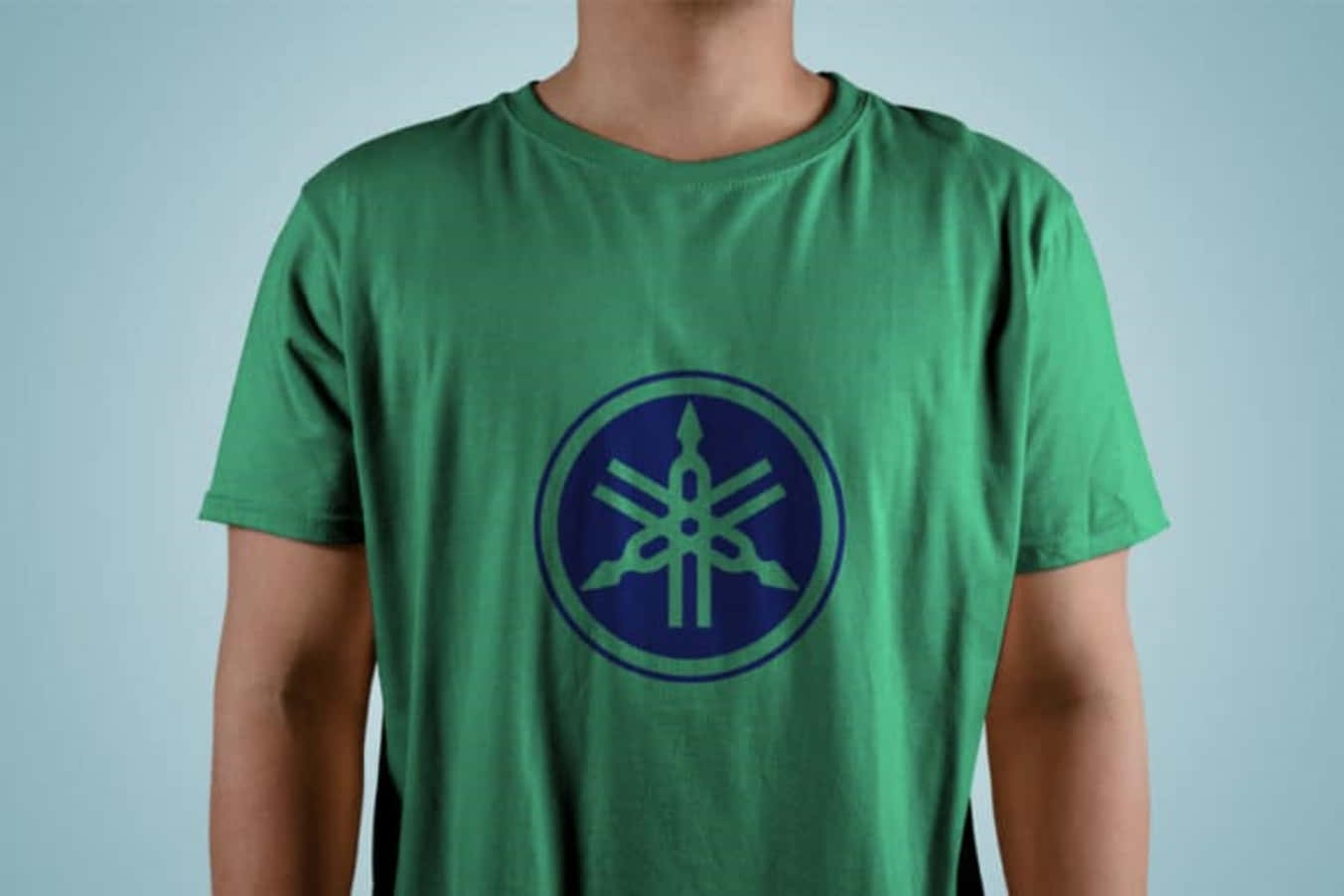 Unuomo Che Indossa Una Maglietta Verde Con Un Logo Blu