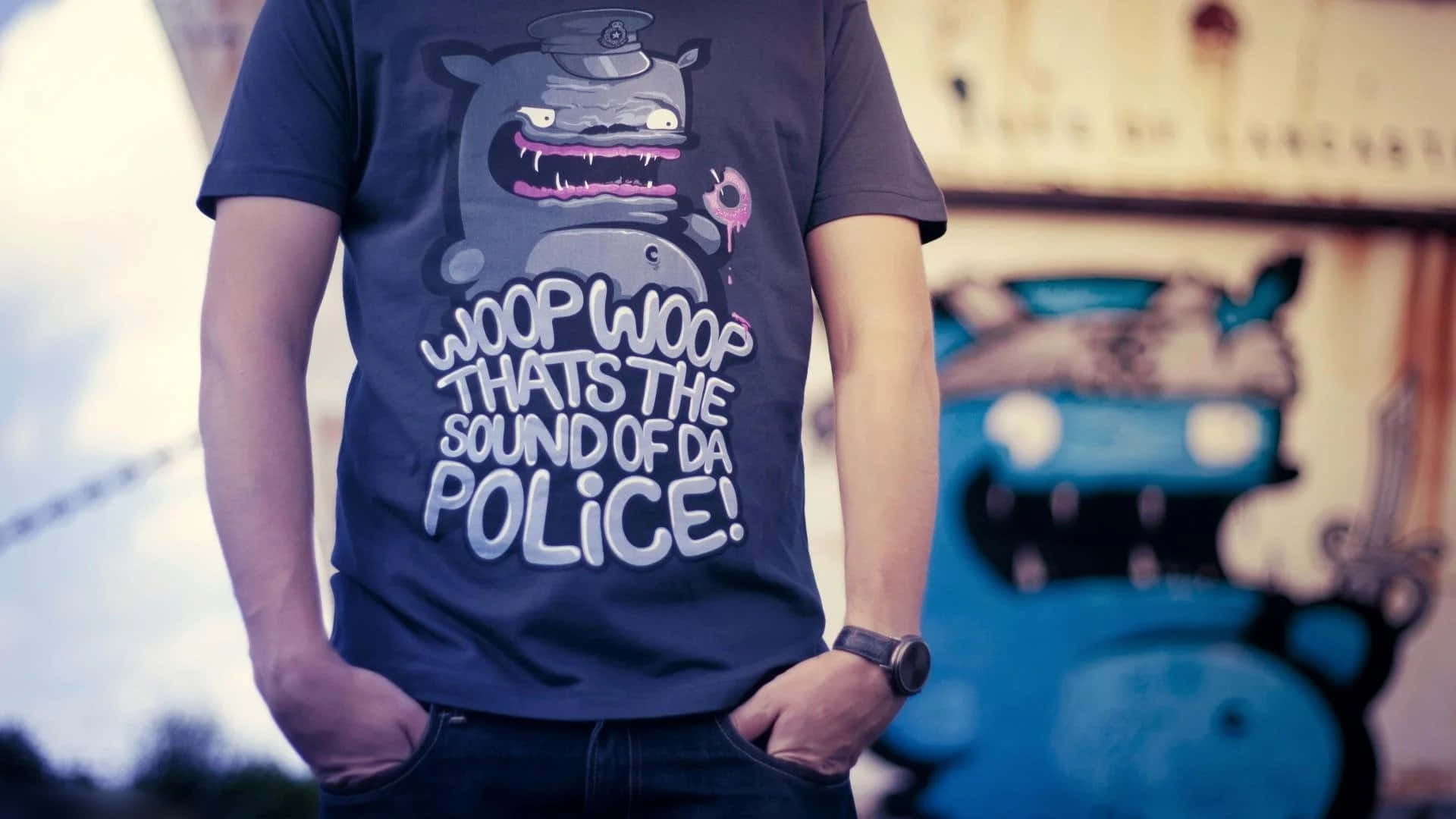 Unuomo Che Indossa Una Maglietta Che Dice Woohoo, Quello È Il Suono Della Polizia