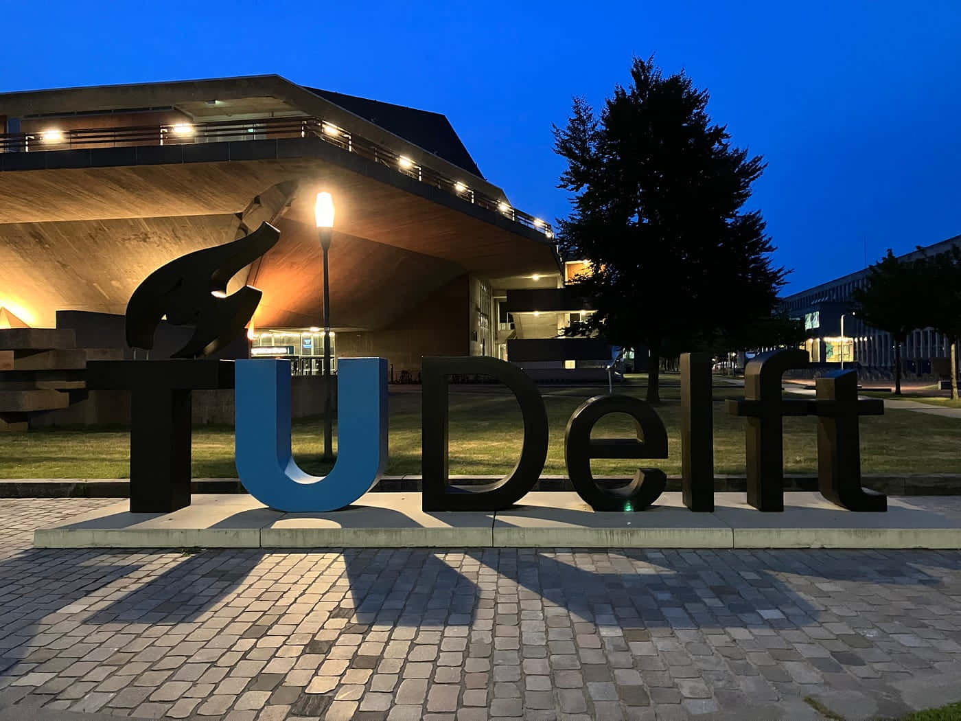 T U Delft Campus Bij Dusk Achtergrond