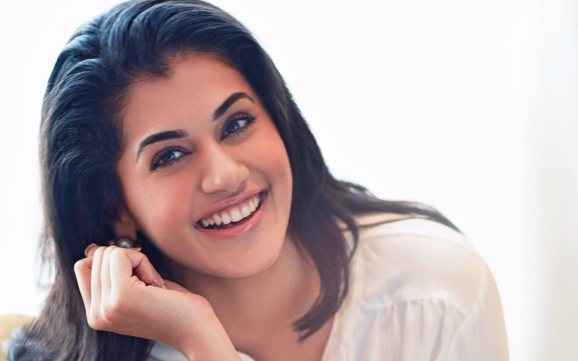Taapsee Pannu Happy Photo Wallpaper