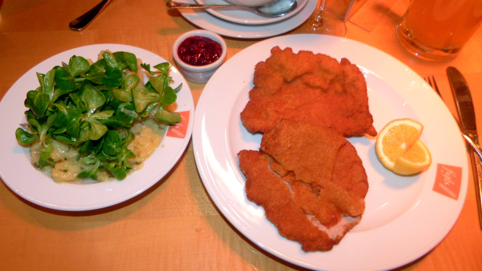Tableset Con Wiener Schnitzel Sfondo
