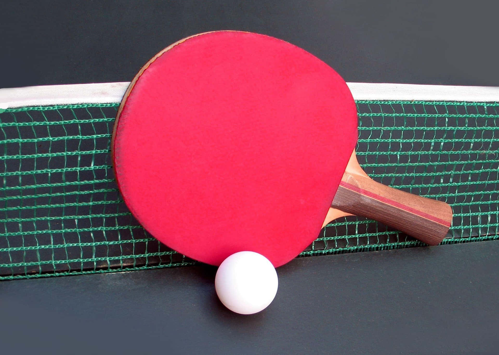 Unaraqueta Y Pelota De Ping Pong Sobre Una Mesa
