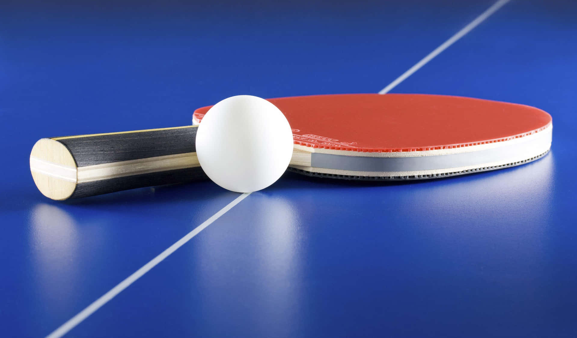 Racchettada Ping Pong E Uovo Su Un Tavolo Blu