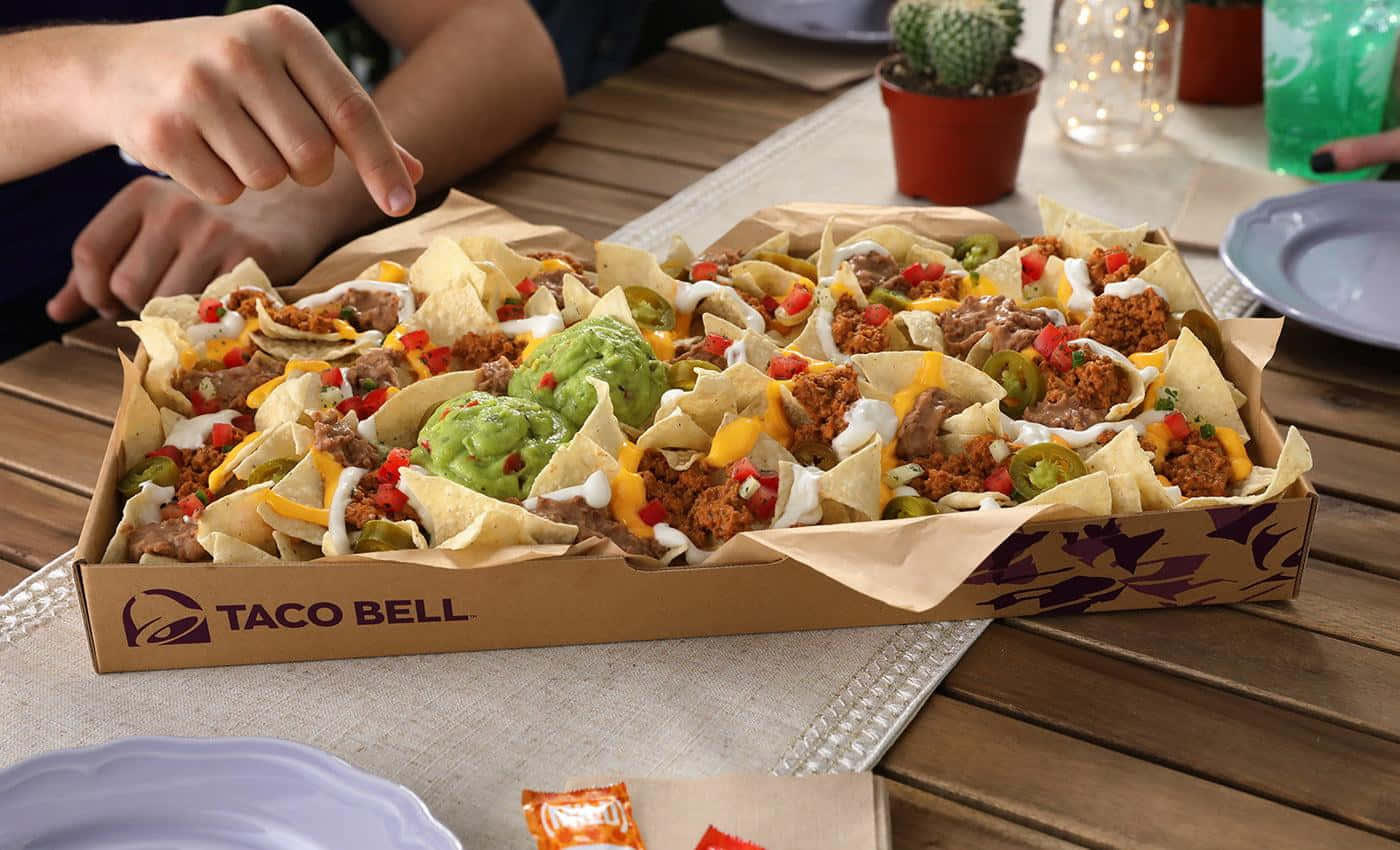 Njutav Läckerheterna På Taco Bell