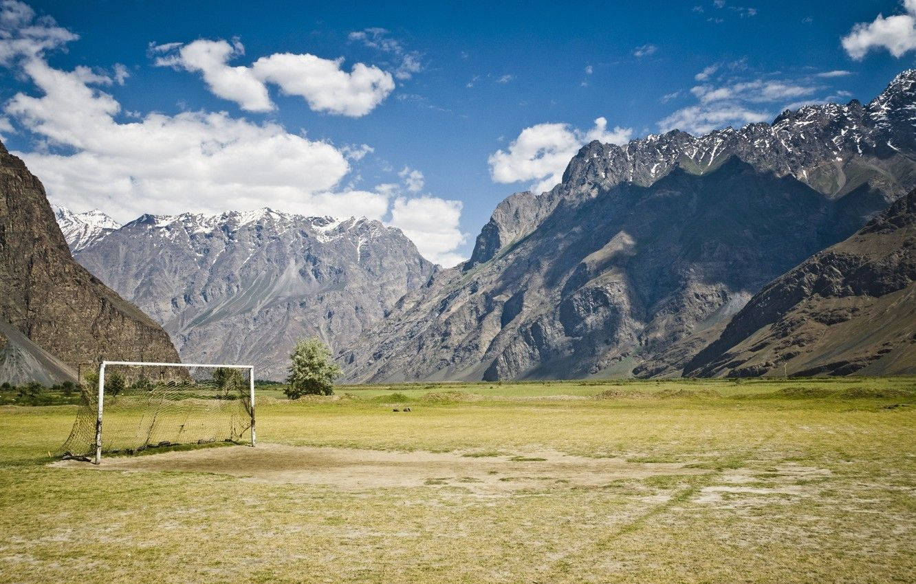 Tadsjikistan Greenfield Og Sorte Bjerge Wallpaper