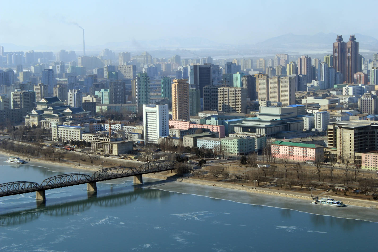 Taedong Bridge In Pyongyang City Wallpaper