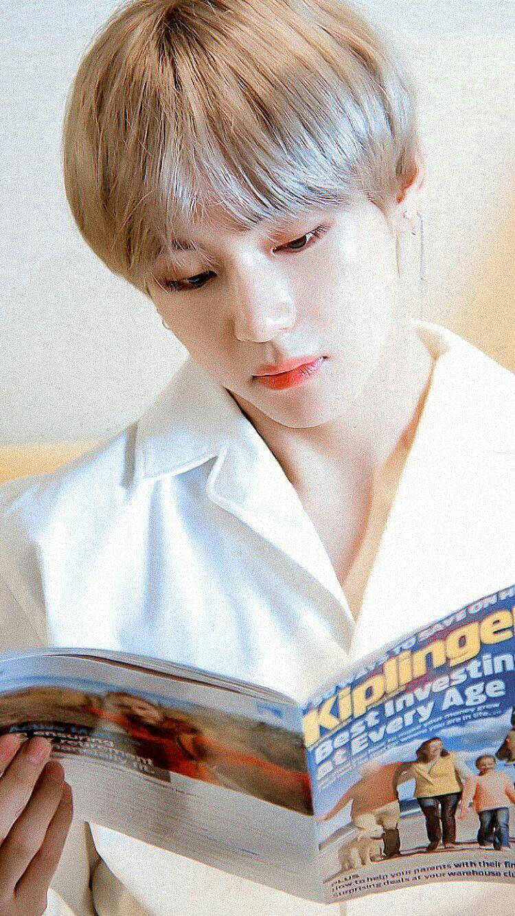 Taehyungniedlich Liest Eine Zeitschrift Wallpaper