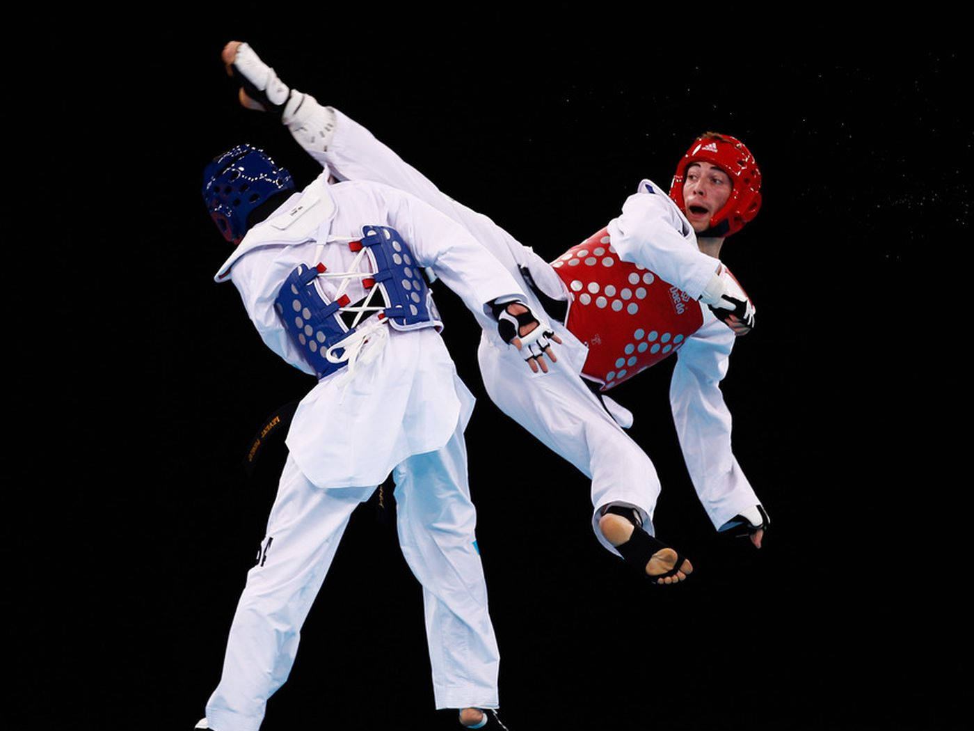 Taekwondokampf Sprung Rückwärts-seitentritt. Wallpaper