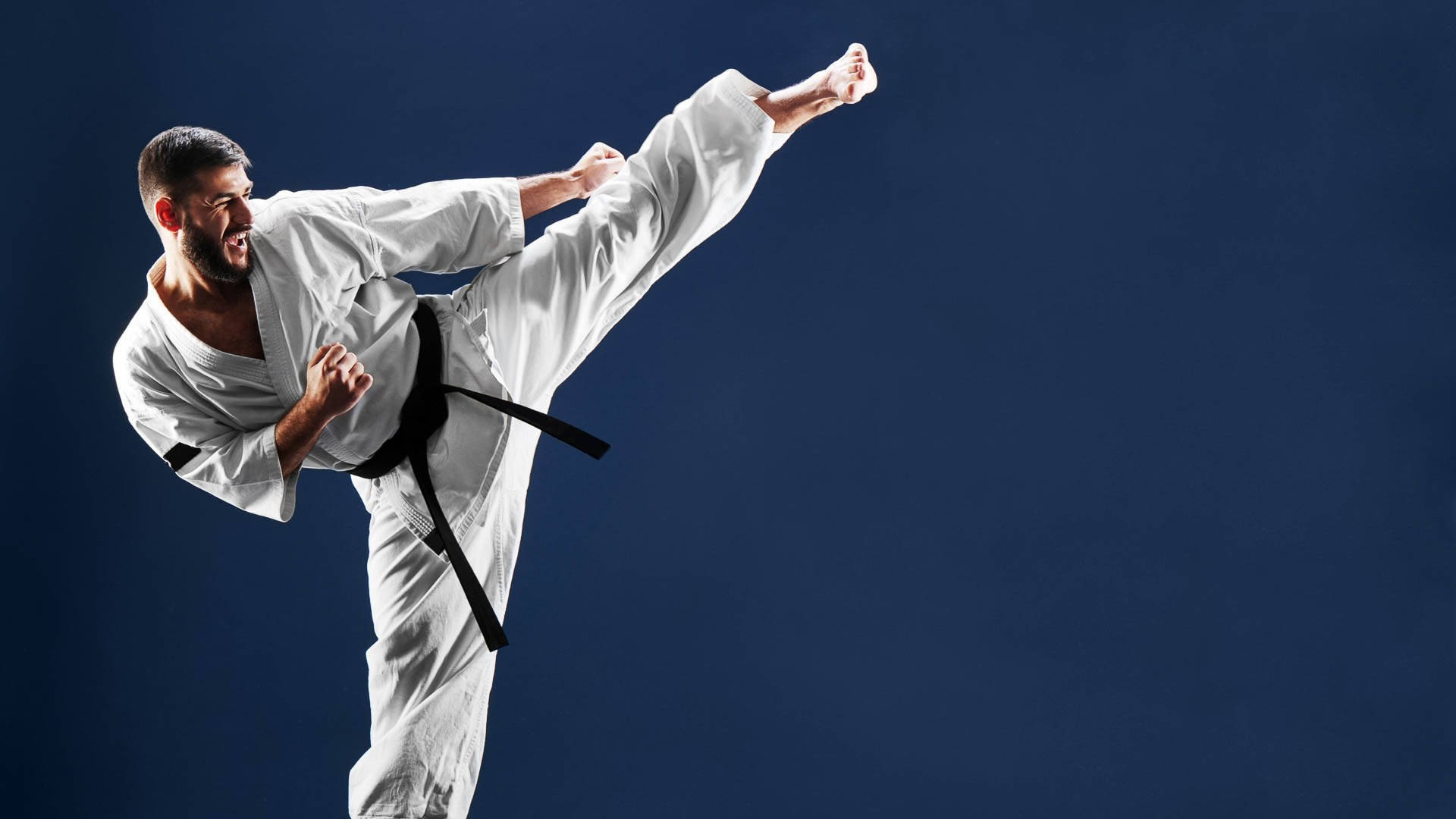 Taekwondoutövare Svart Bälte Hög Spark. Wallpaper