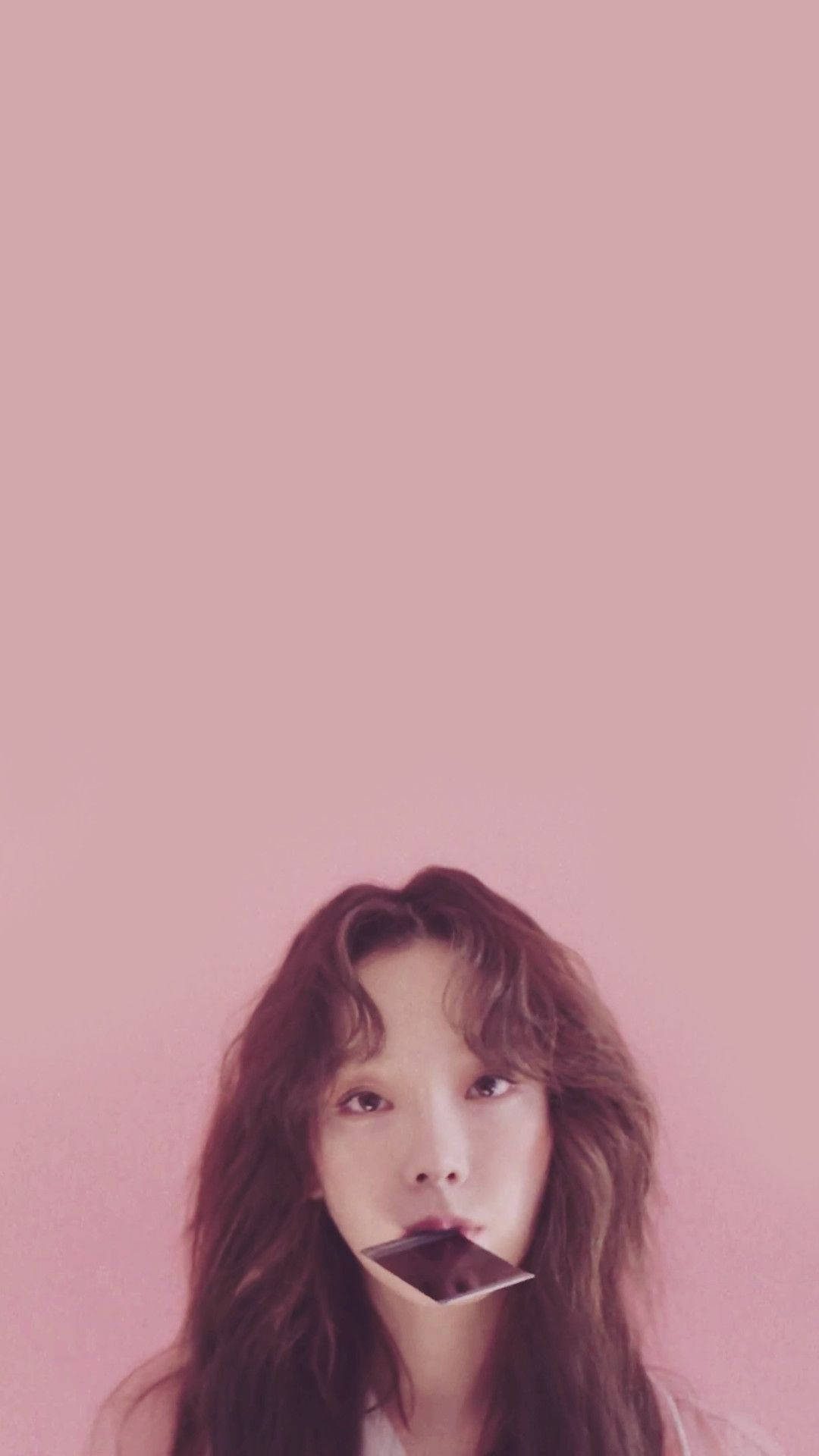 Taeyeonbeißt In Eine Polaroid-kamera. Wallpaper