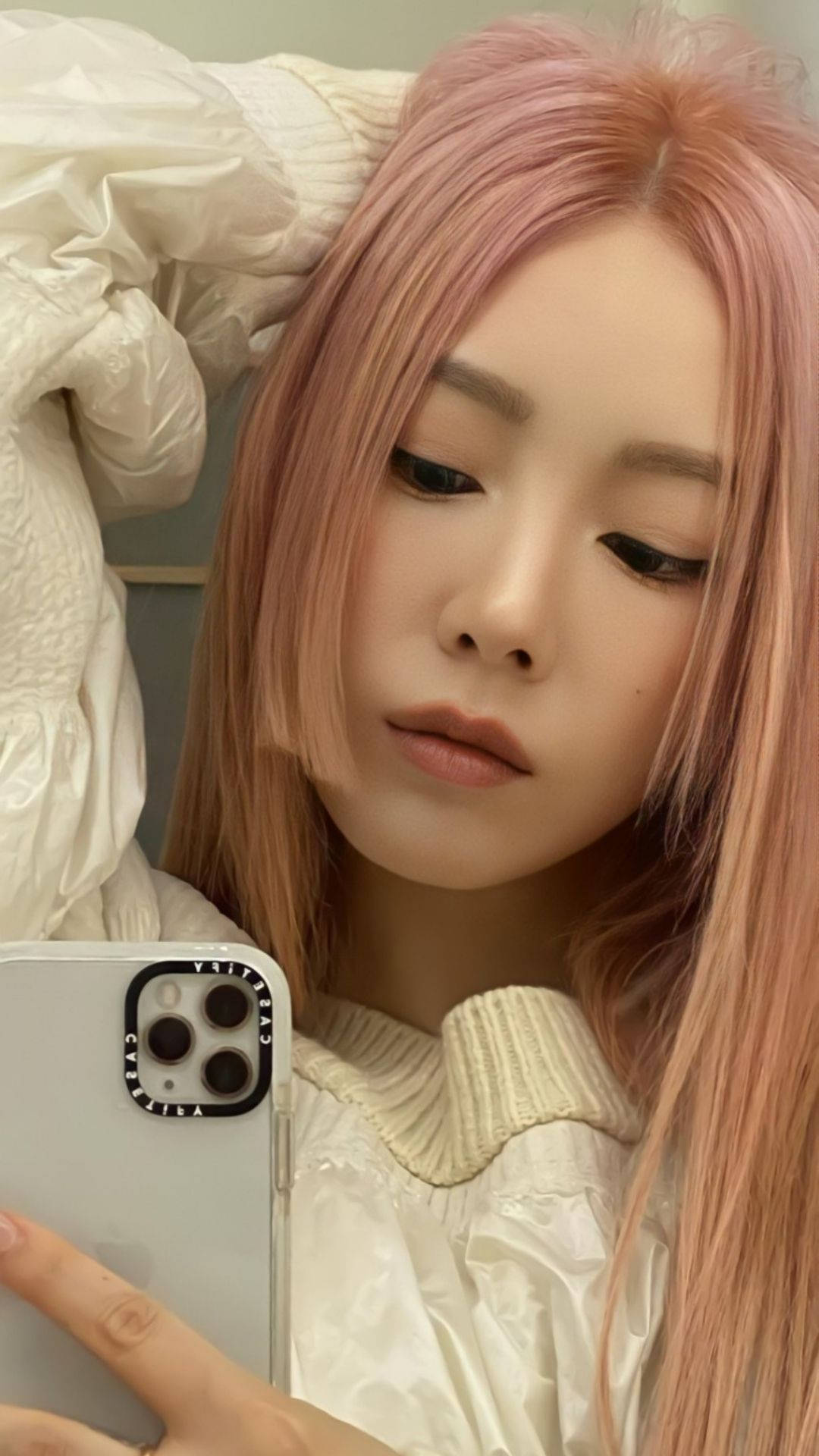 Taeyeon Captivating Mirror Shot Wallpaper