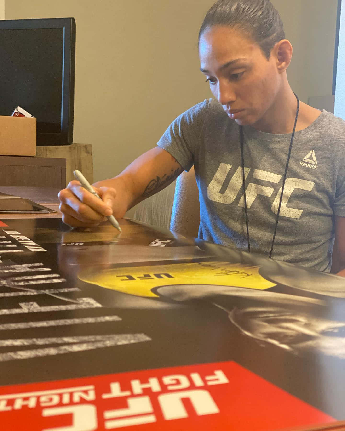 Taila Santos Signing Autographs Wallpaper