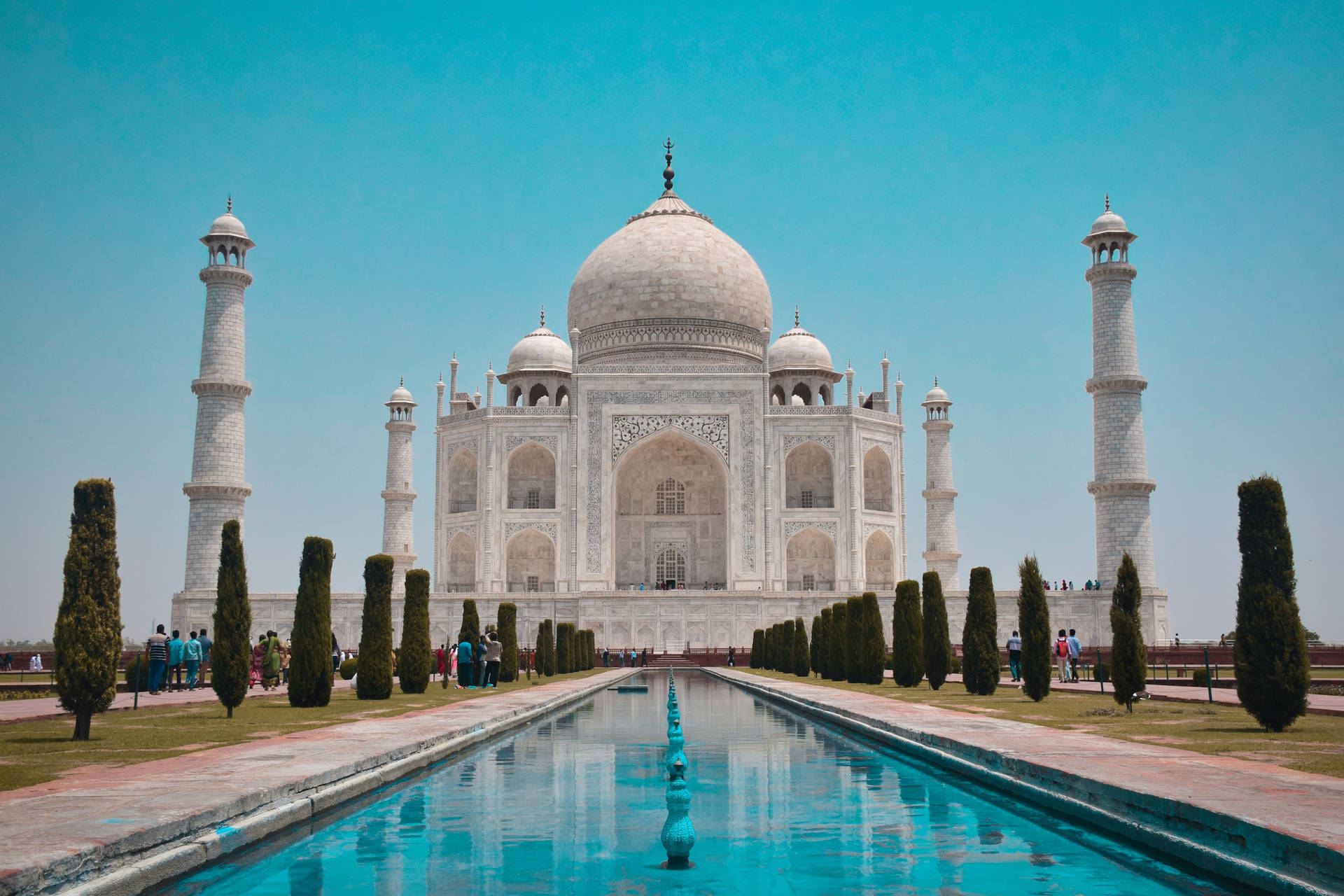 Taj Mahal's Clear Blue Pool Wallpaper
