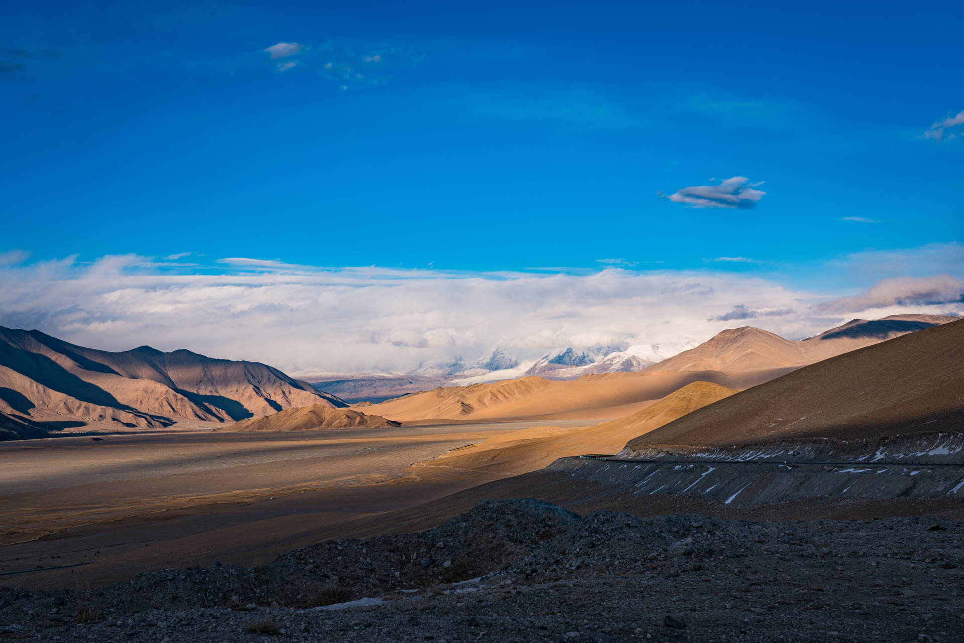 Tajikistan bakker og blå himmel tapet Wallpaper