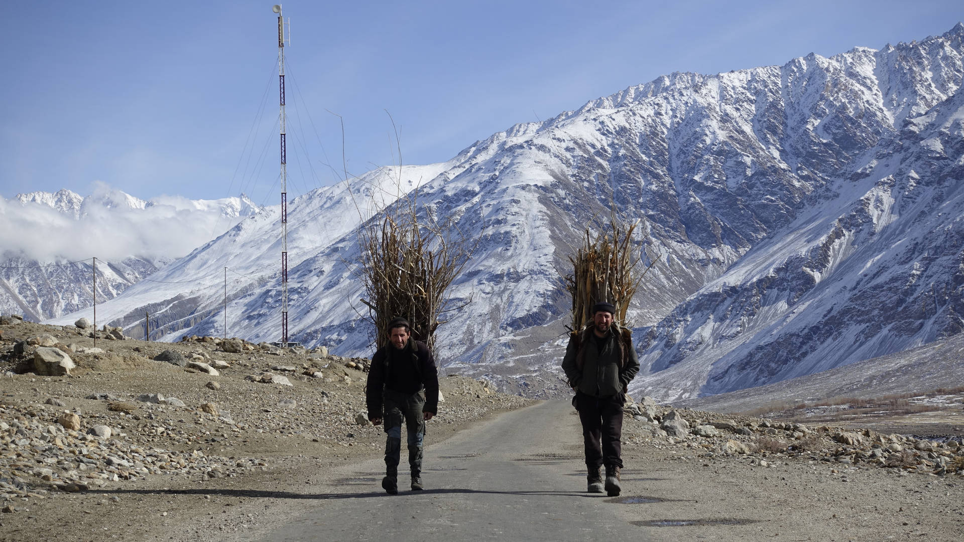 Laspersonas De Tayikistán Junto A La Montaña Blanca. Fondo de pantalla