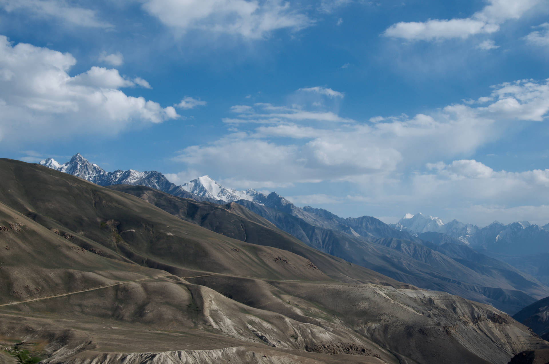 Tajikistan klippeformation og skyer Tapet Wallpaper