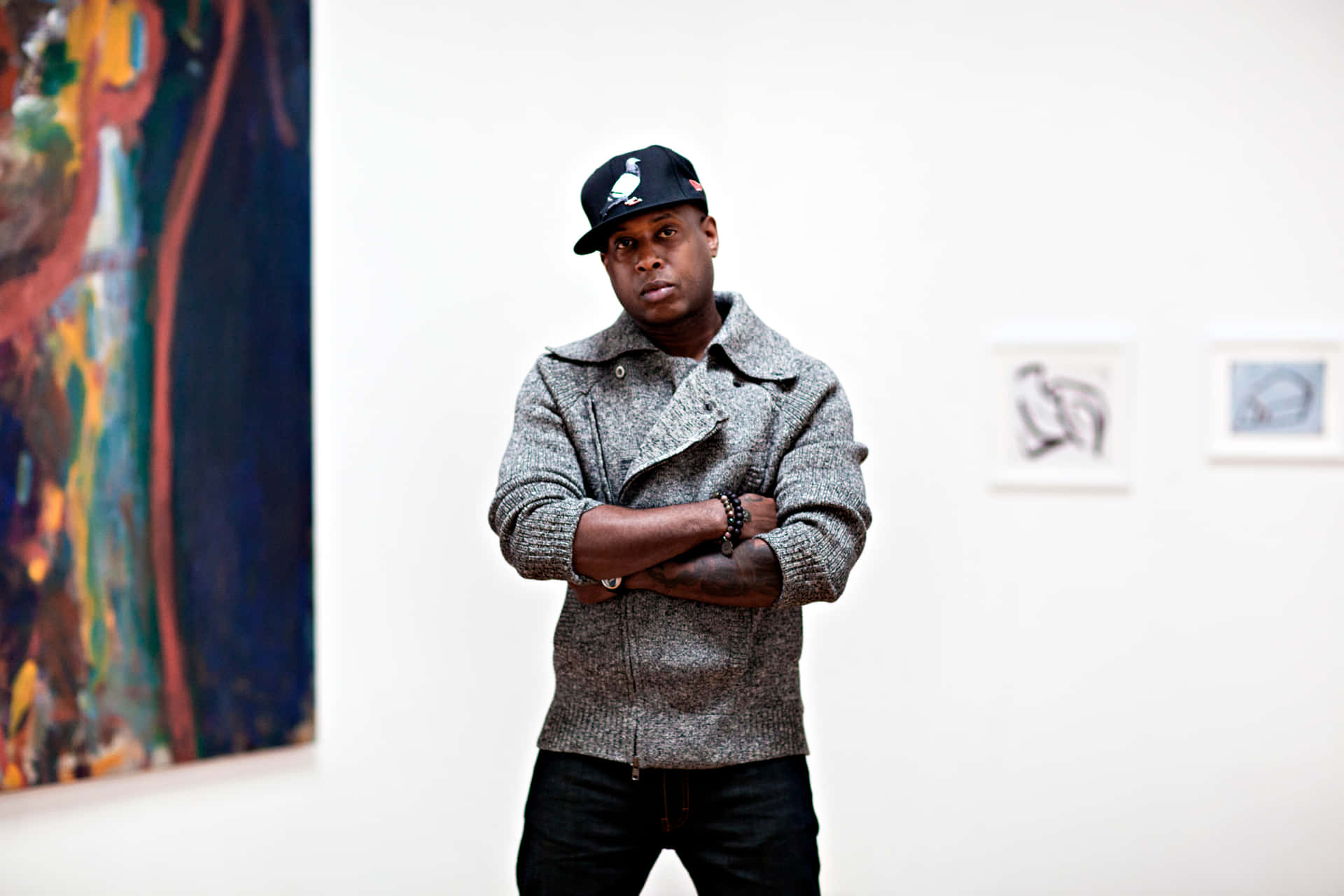 Talib Kweli Art Gallery Pose Wallpaper