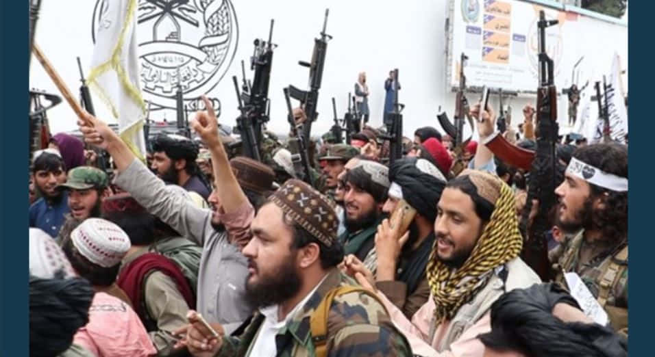 Ungruppo Di Miliziani Taliban In Conversazione