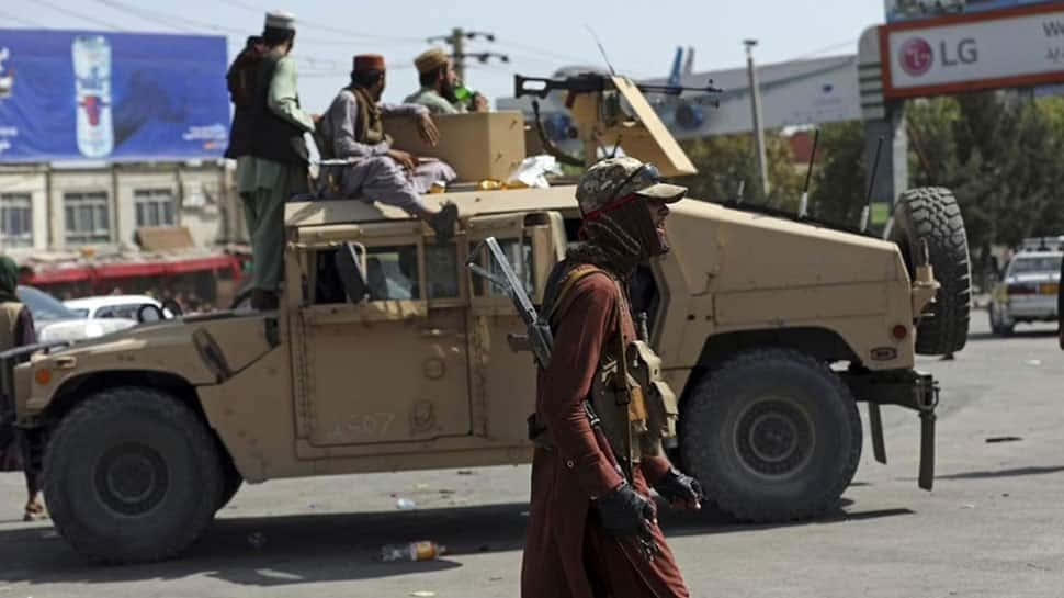 Ungrupo De Combatientes Talibanes De Pie Juntos