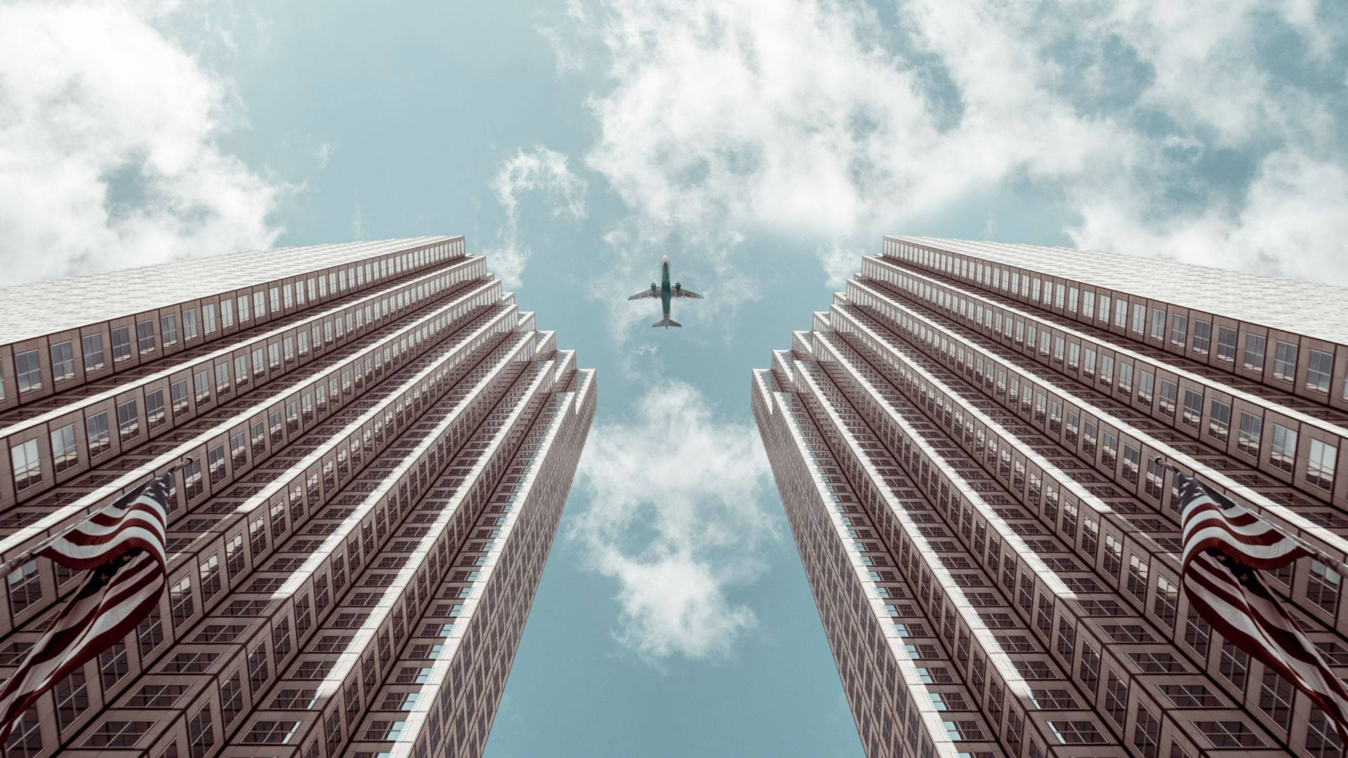 Vægtapet med udsigt over høje bygninger og et fly Wallpaper