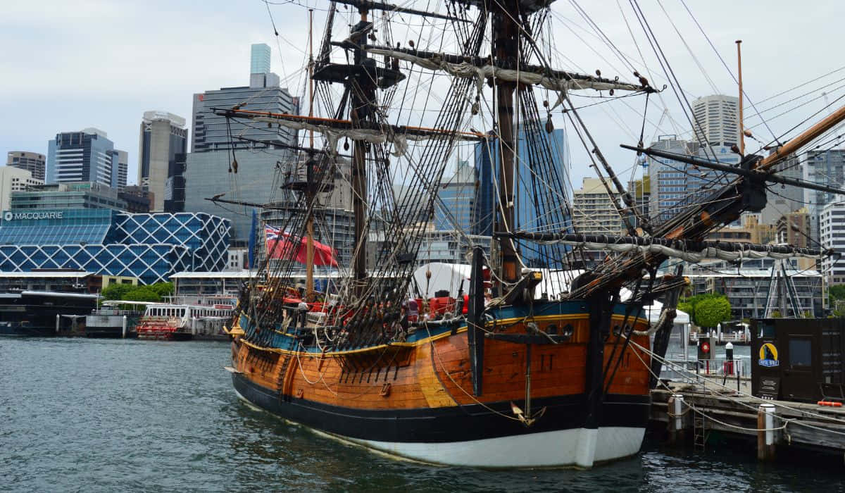 Grand Voilier Dans Le Port Avec Toile De Ville Fond d'écran