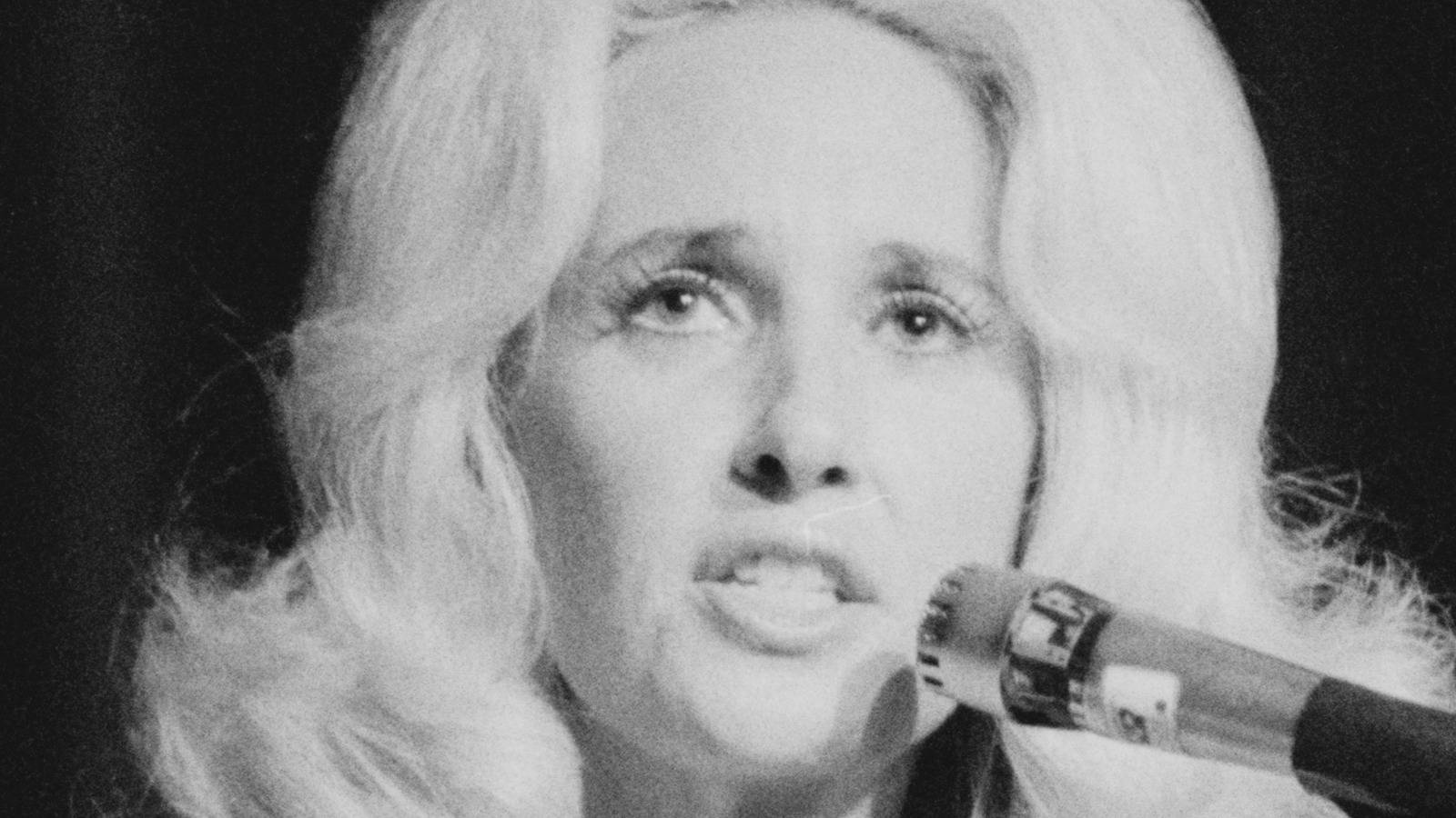 Tammy Wynette Performing On Stage In London Wallpaper