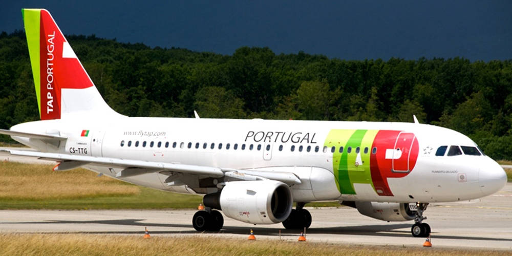 Aviónde Tap Portugal Cerca De Un Bosque Fondo de pantalla