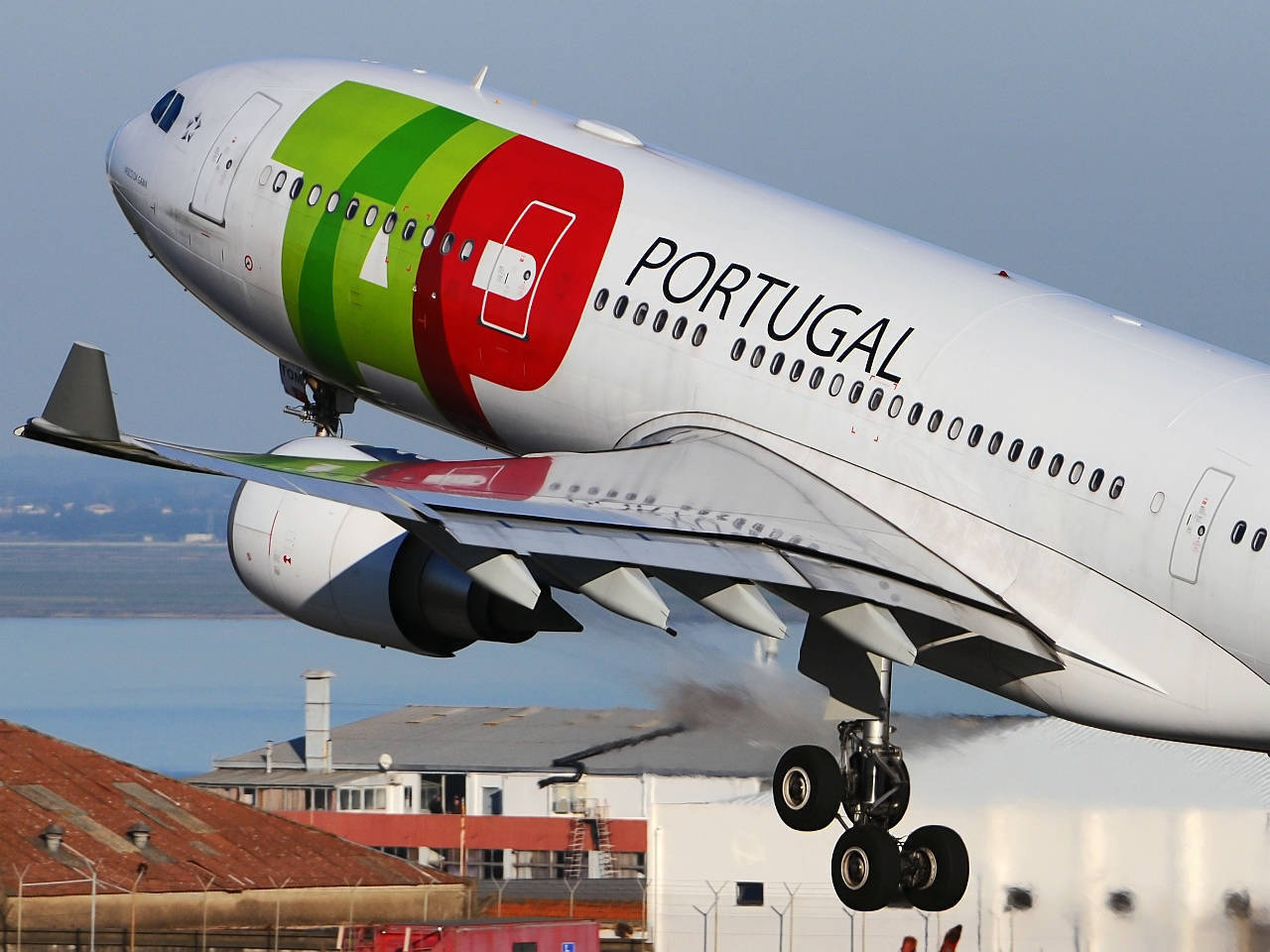Aviónde Tap Portugal Despegando Fondo de pantalla