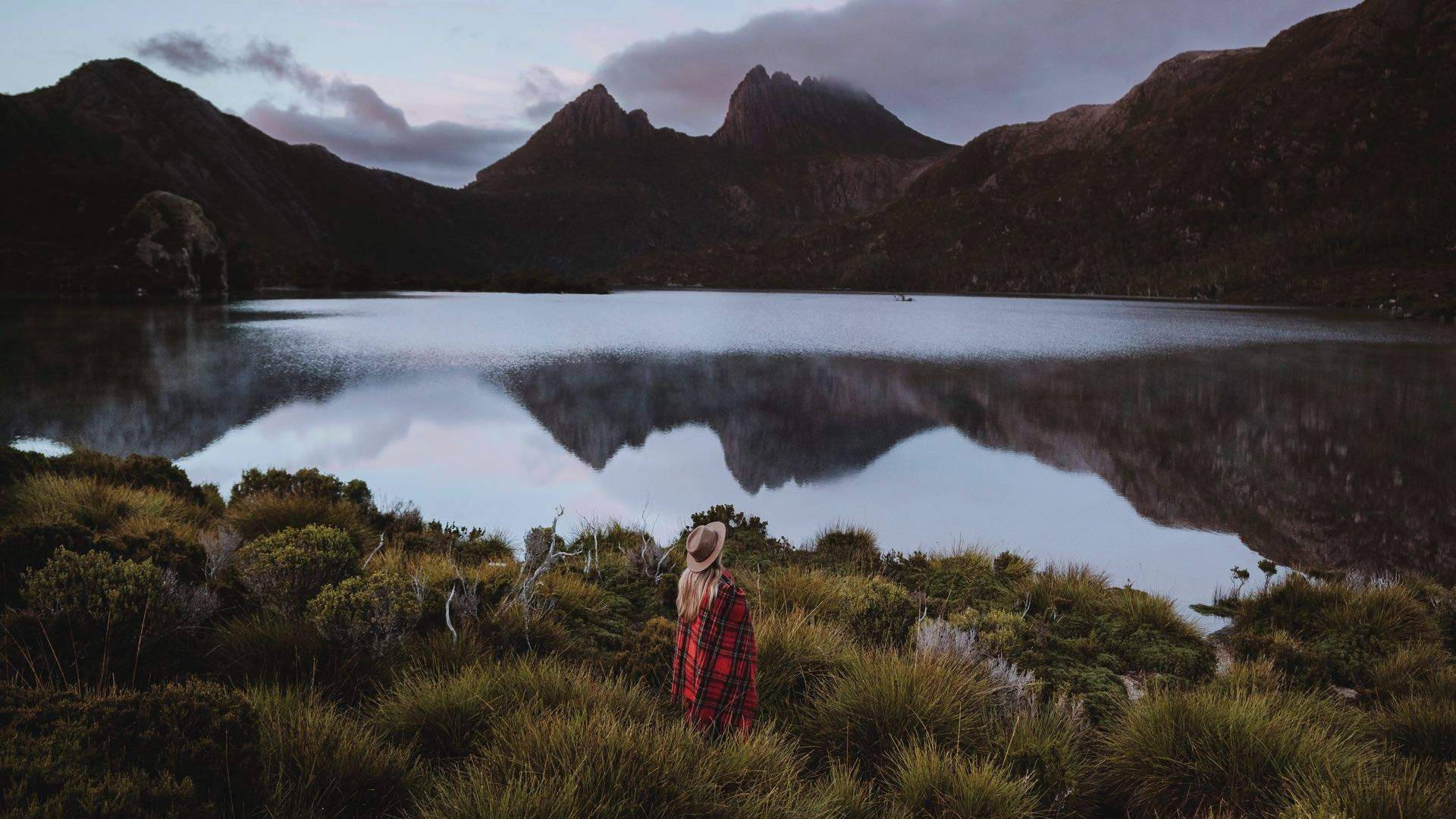Tasmanienperson Som Tittar På Sjön Wallpaper