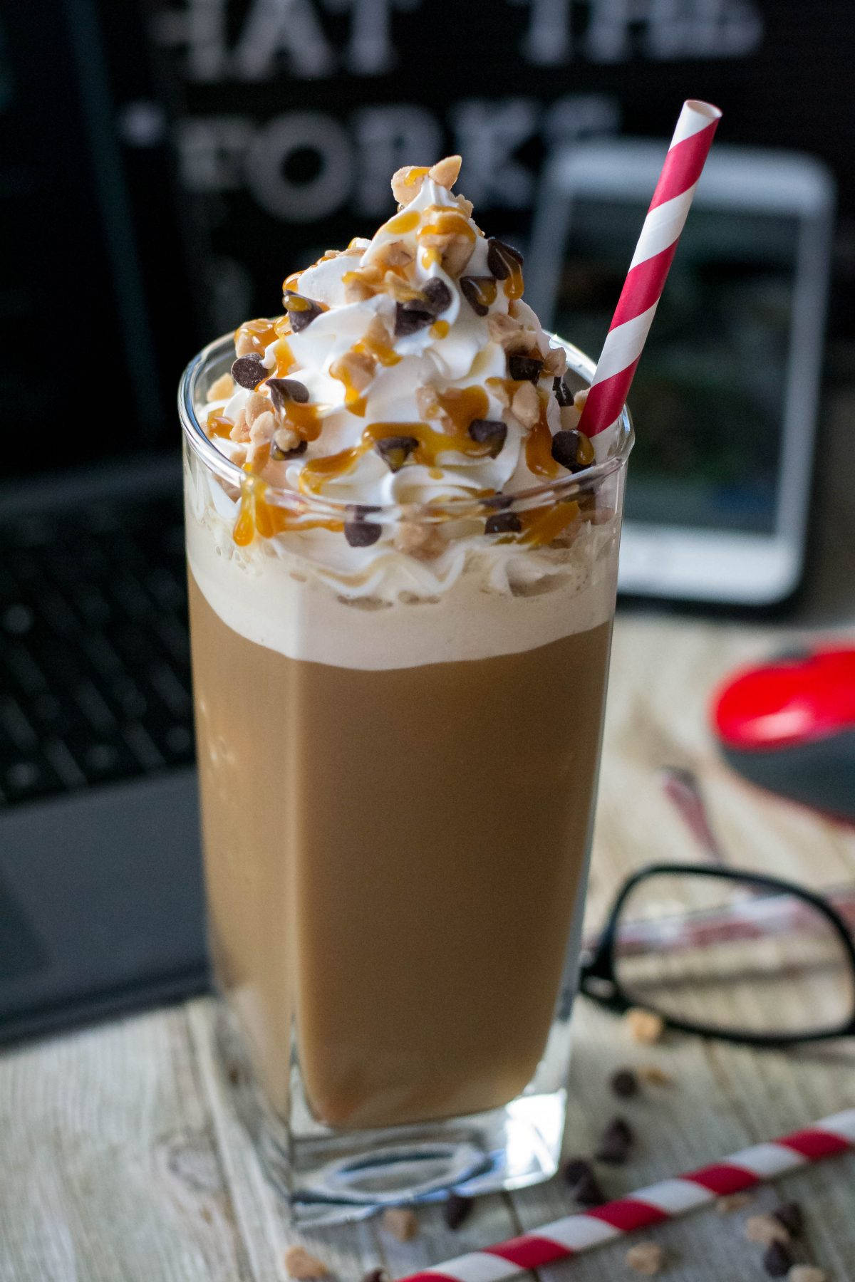Lækker kaffemilkshake med laptop Wallpaper