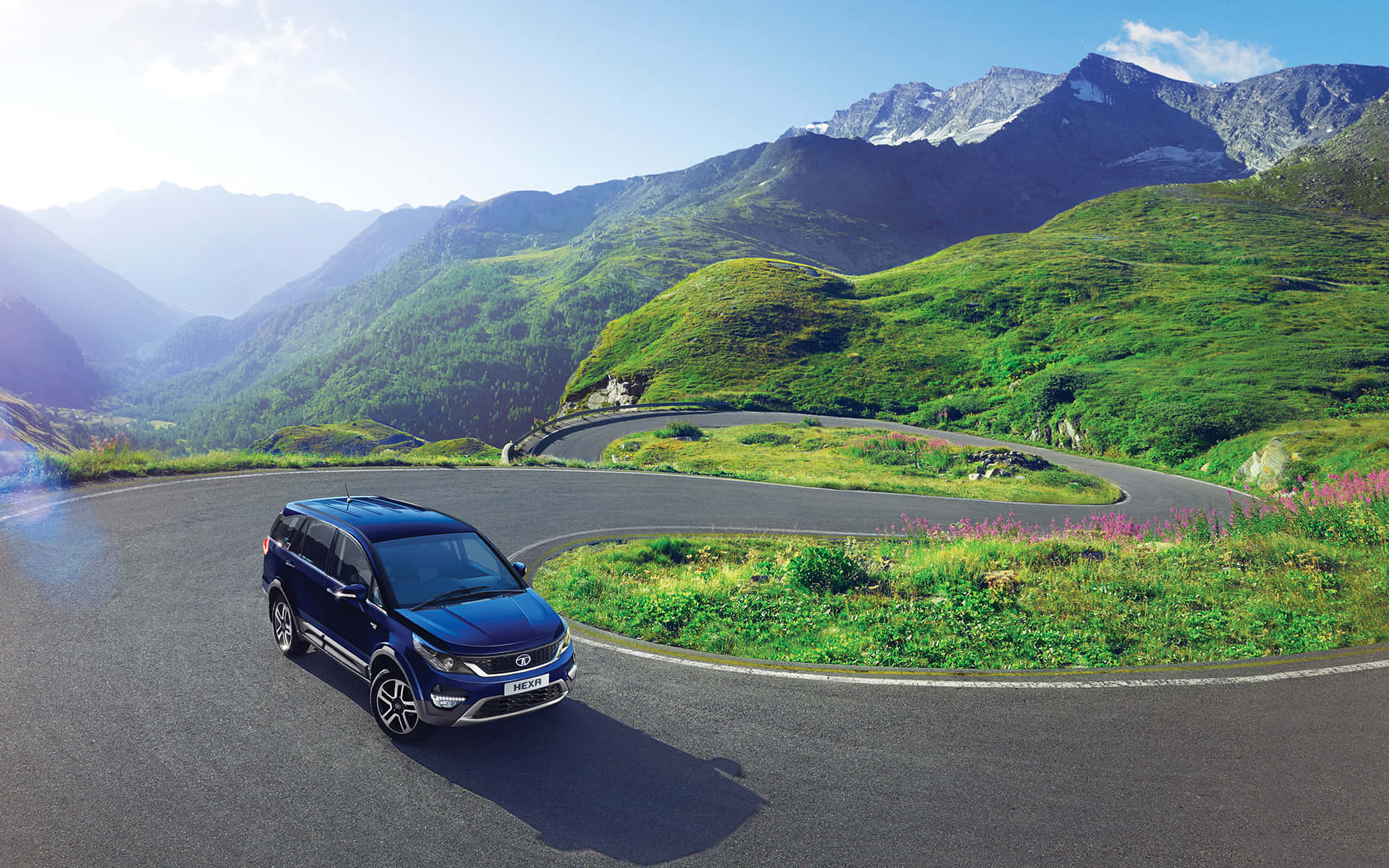 Elegantevehículo De Tata Motors En La Carretera Fondo de pantalla