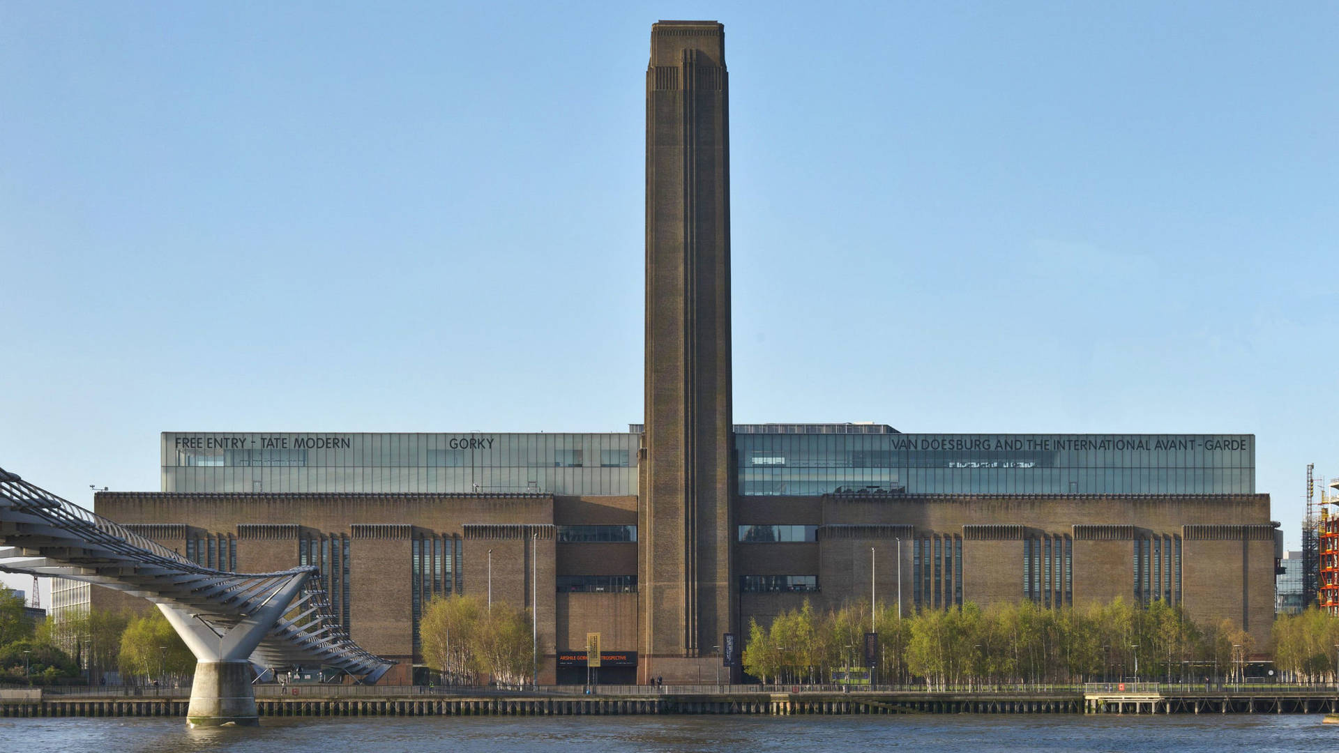 enSkilder Tate Modern over et klart blå himmel Wallpaper